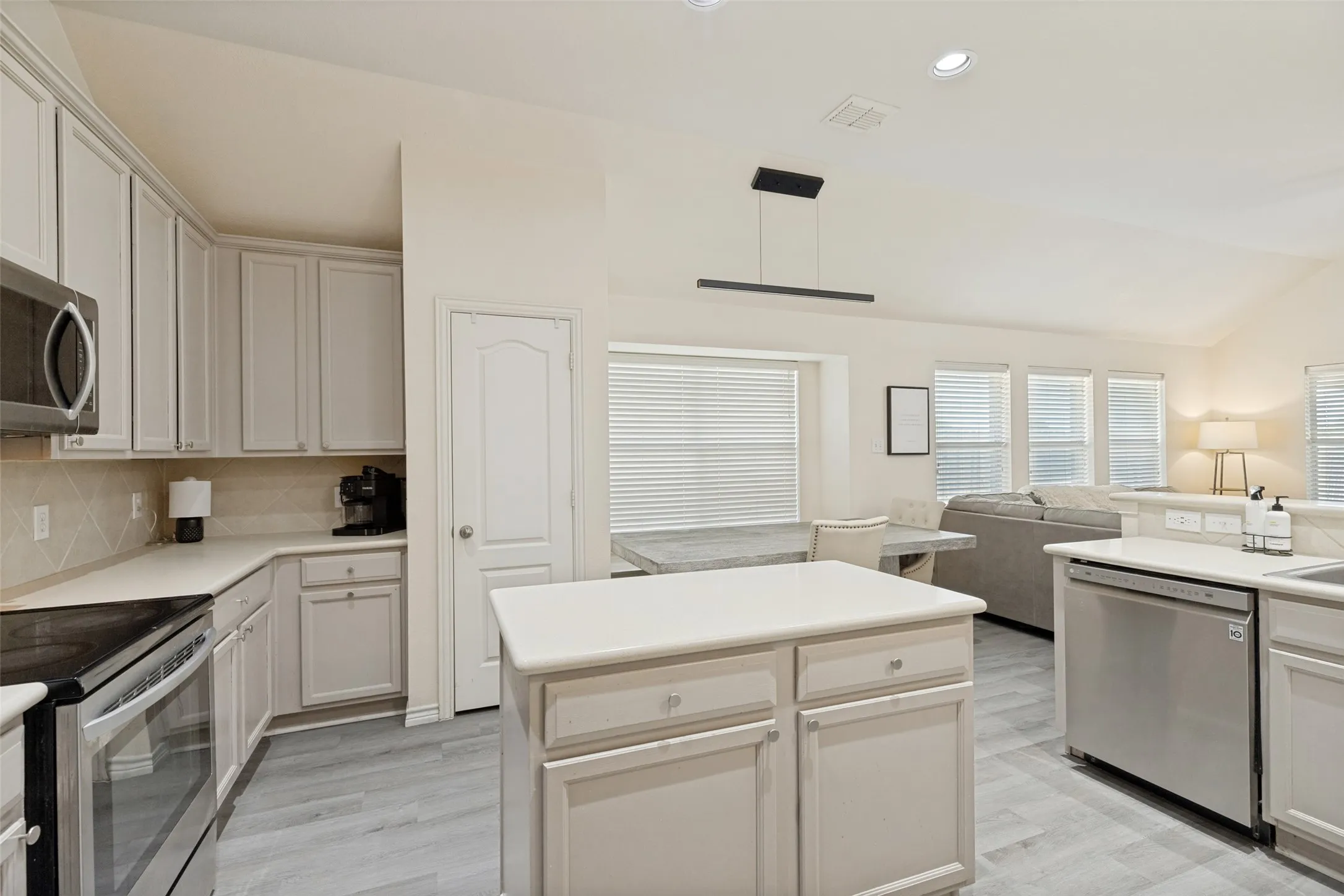 Single Family Residence For Rent in Denton County , 2404 Evening Song Drive, Little Elm, Texas 75068, 3 Bedroom, 2 Bathroom, 2 Garage spaces, 1,825 Sqft, built in 2006, mls#21366152, Real Estate Agent in Little Elm, Homes For Rent in Denton county, Homes For Rent in Little Elm, Realtor in Little Elm Texas, Real Estate Brokerage Independent Realty Texas, Luminita Cordes Realtor