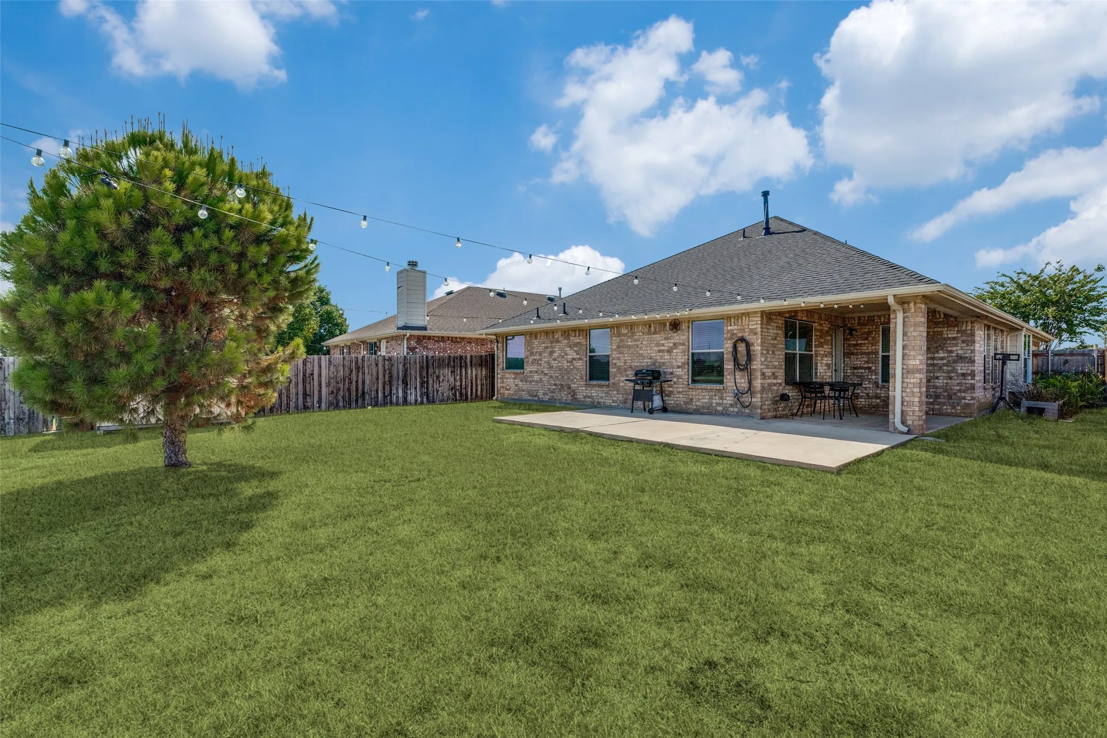 Single Family Residence For Rent in Denton County , 2404 Evening Song Drive, Little Elm, Texas 75068, 3 Bedroom, 2 Bathroom, 2 Garage spaces, 1,825 Sqft, built in 2006, mls#21366152, Real Estate Agent in Little Elm, Homes For Rent in Denton county, Homes For Rent in Little Elm, Realtor in Little Elm Texas, Real Estate Brokerage Independent Realty Texas, Luminita Cordes Realtor