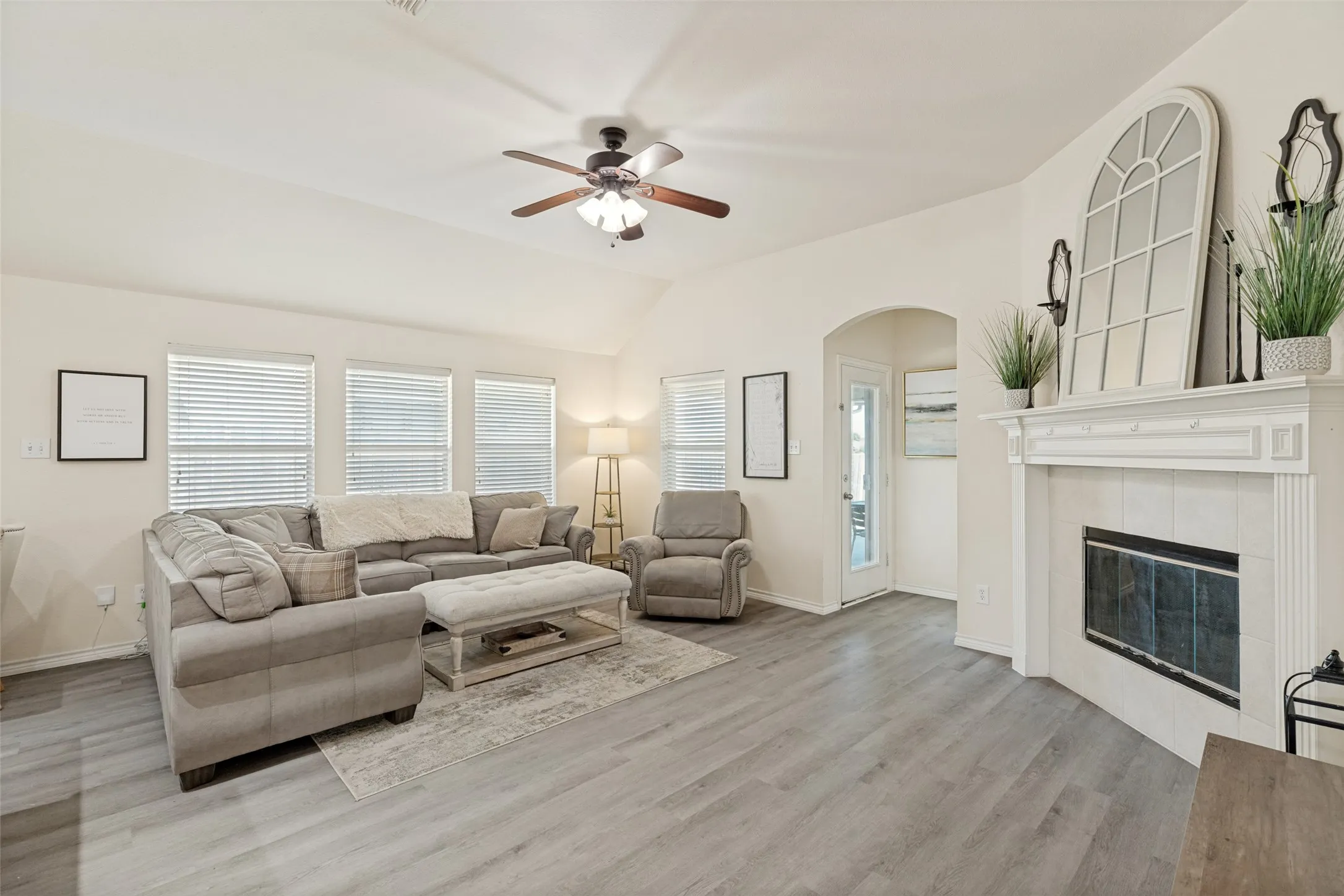 Single Family Residence For Rent in Denton County , 2404 Evening Song Drive, Little Elm, Texas 75068, 3 Bedroom, 2 Bathroom, 2 Garage spaces, 1,825 Sqft, built in 2006, mls#21366152, Real Estate Agent in Little Elm, Homes For Rent in Denton county, Homes For Rent in Little Elm, Realtor in Little Elm Texas, Real Estate Brokerage Independent Realty Texas, Luminita Cordes Realtor