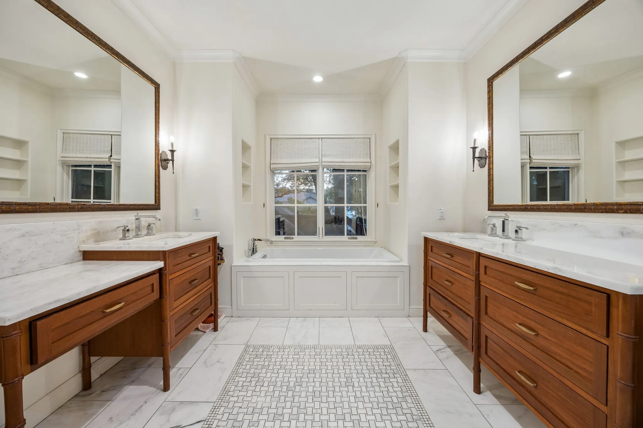 Single Family Residence For Sale in Dallas County , 4448 Mockingbird Parkway, University Park, Texas 75205, 5 Bedroom, 5 Bathroom, 2 Garage spaces, 5,398 Sqft, built in 2013, mls#21366639, Real Estate Agent in University Park, Homes For Sale in Dallas county, Homes For Sale in University Park, Realtor in University Park Texas, Real Estate Brokerage Independent Realty Texas, Luminita Cordes Realtor