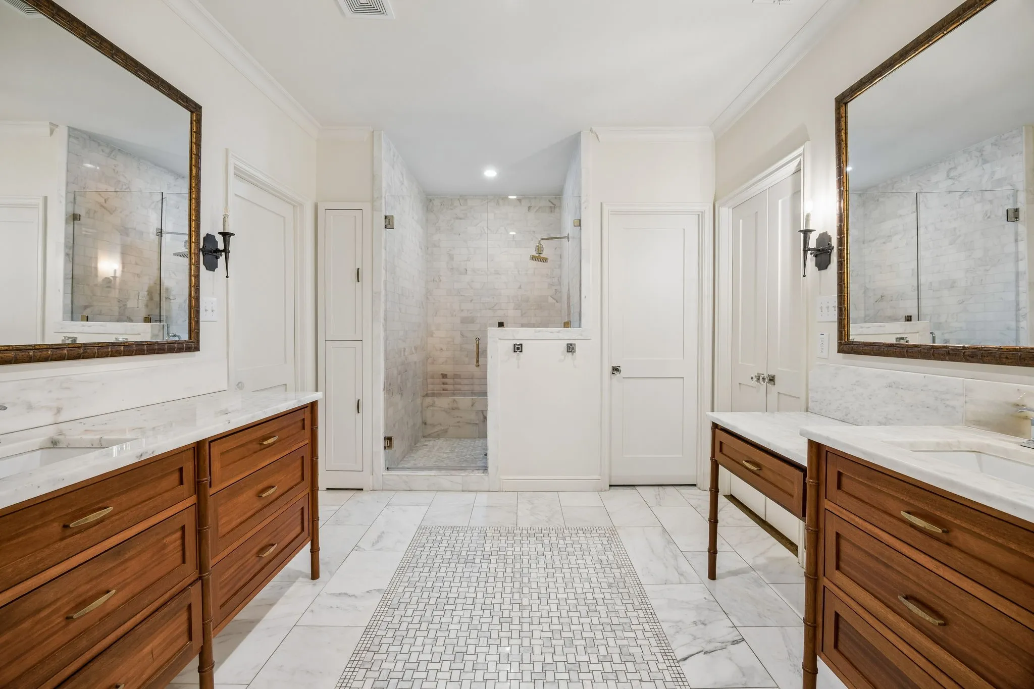 Single Family Residence For Sale in Dallas County , 4448 Mockingbird Parkway, University Park, Texas 75205, 5 Bedroom, 5 Bathroom, 2 Garage spaces, 5,398 Sqft, built in 2013, mls#21366639, Real Estate Agent in University Park, Homes For Sale in Dallas county, Homes For Sale in University Park, Realtor in University Park Texas, Real Estate Brokerage Independent Realty Texas, Luminita Cordes Realtor