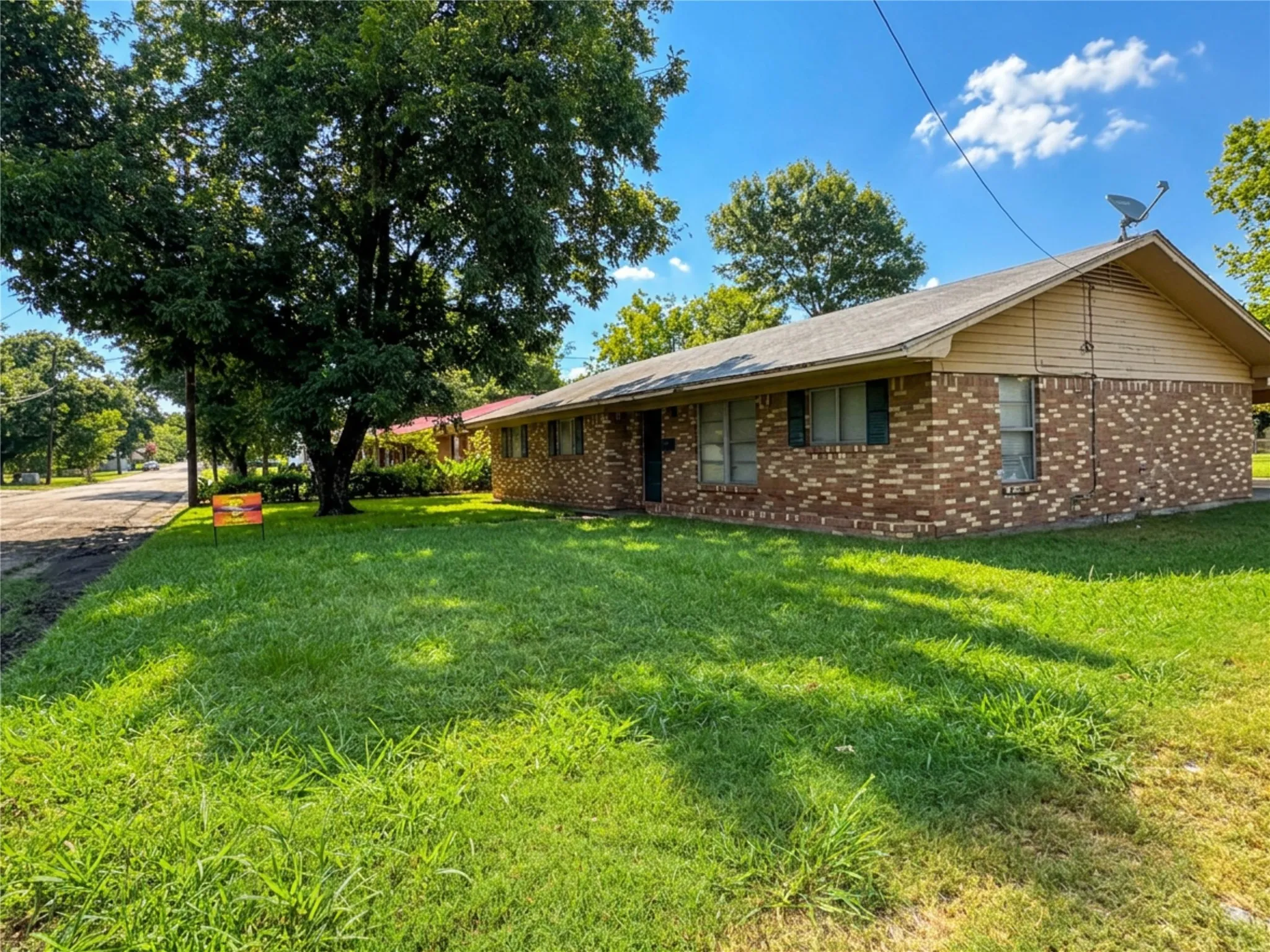 Single Family Residence For Sale in Hunt County , 2602 Mayo Street, Commerce, Texas 75428, 3 Bedroom, 2 Bathroom, Garage spaces, 1,420 Sqft, built in 1960, mls#21348843, Real Estate Agent in Commerce, Homes For Sale in Hunt county, Homes For Sale in Commerce, Realtor in Commerce Texas, Real Estate Brokerage Independent Realty Texas, Luminita Cordes Realtor