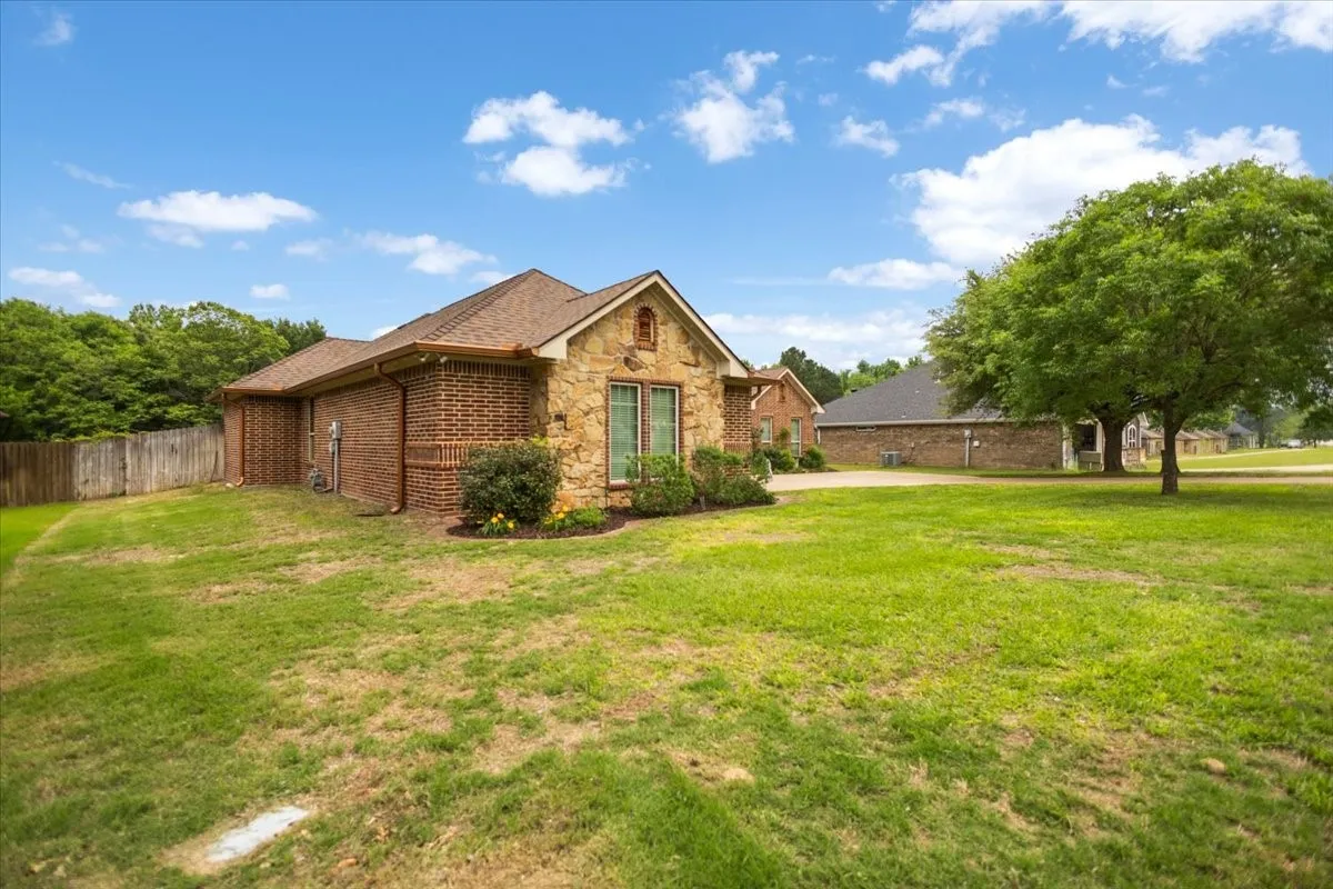 Single Family Residence For Sale in Smith County , 249 Heritage Court, Lindale, Texas 75771, 4 Bedroom, 3 Bathroom, 2 Garage spaces, 2,591 Sqft, built in 2007, mls#21366645, Real Estate Agent in Lindale, Homes For Sale in Smith county, Homes For Sale in Lindale, Realtor in Lindale Texas, Real Estate Brokerage Independent Realty Texas, Luminita Cordes Realtor
