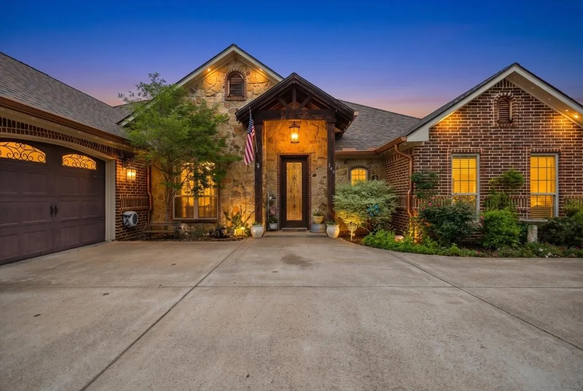Single Family Residence For Sale in Smith County , 249 Heritage Court, Lindale, Texas 75771, 4 Bedroom, 3 Bathroom, 2 Garage spaces, 2,591 Sqft, built in 2007, mls#21366645, Real Estate Agent in Lindale, Homes For Sale in Smith county, Homes For Sale in Lindale, Realtor in Lindale Texas, Real Estate Brokerage Independent Realty Texas, Luminita Cordes Realtor