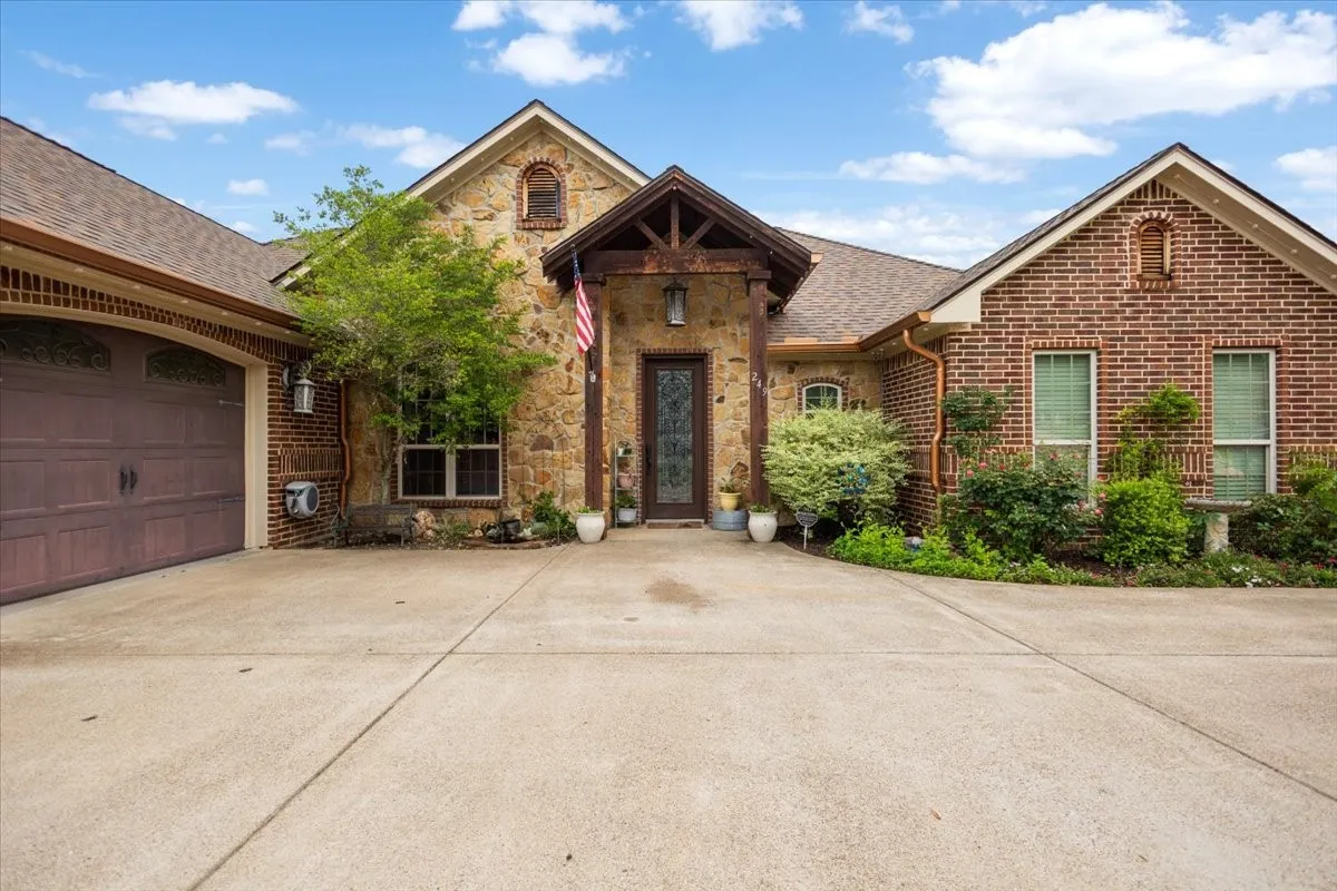 Single Family Residence For Sale in Smith County , 249 Heritage Court, Lindale, Texas 75771, 4 Bedroom, 3 Bathroom, 2 Garage spaces, 2,591 Sqft, built in 2007, mls#21366645, Real Estate Agent in Lindale, Homes For Sale in Smith county, Homes For Sale in Lindale, Realtor in Lindale Texas, Real Estate Brokerage Independent Realty Texas, Luminita Cordes Realtor