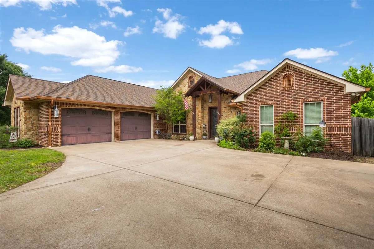 Single Family Residence For Sale in Smith County , 249 Heritage Court, Lindale, Texas 75771, 4 Bedroom, 3 Bathroom, 2 Garage spaces, 2,591 Sqft, built in 2007, mls#21366645, Real Estate Agent in Lindale, Homes For Sale in Smith county, Homes For Sale in Lindale, Realtor in Lindale Texas, Real Estate Brokerage Independent Realty Texas, Luminita Cordes Realtor