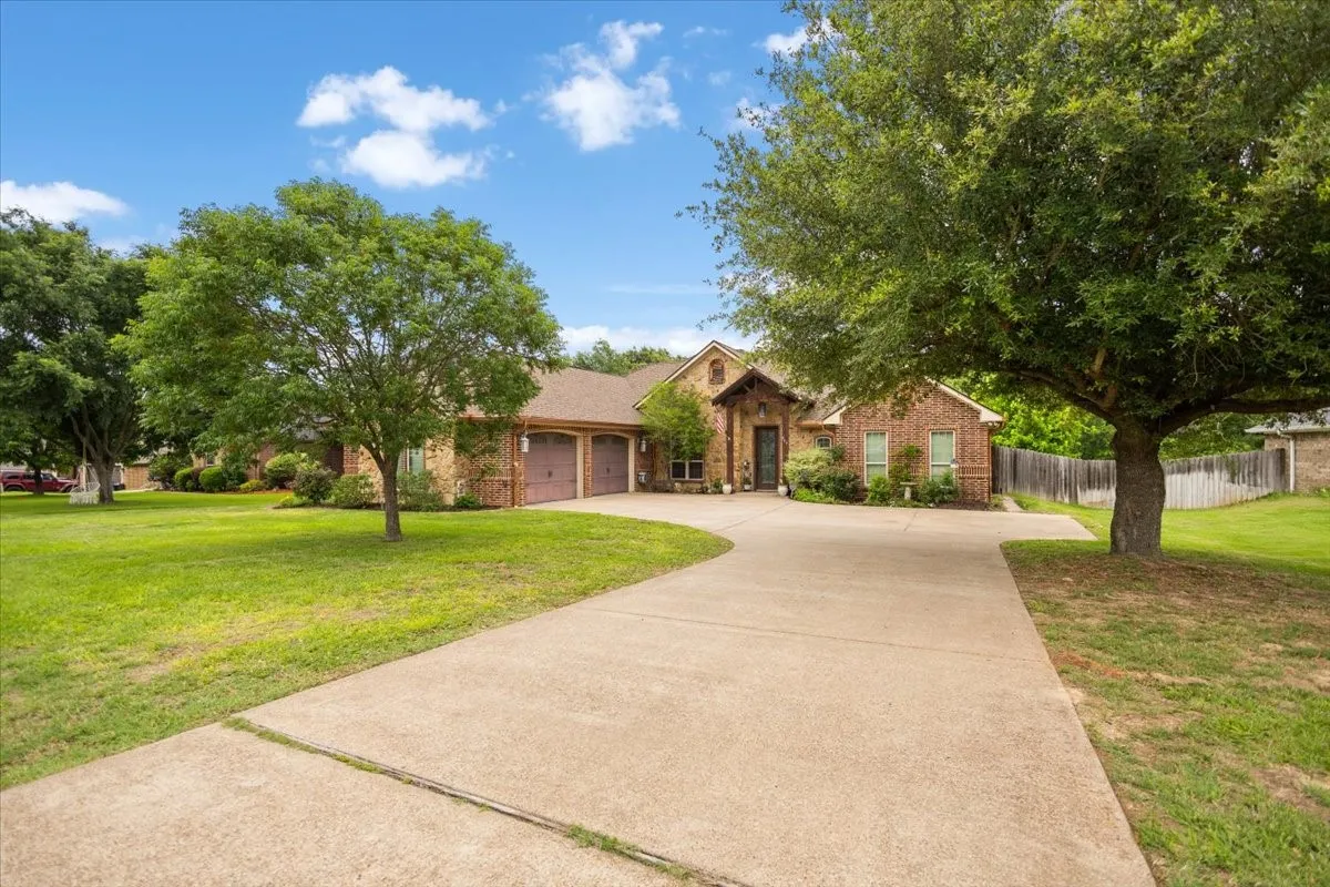 Single Family Residence For Sale in Smith County , 249 Heritage Court, Lindale, Texas 75771, 4 Bedroom, 3 Bathroom, 2 Garage spaces, 2,591 Sqft, built in 2007, mls#21366645, Real Estate Agent in Lindale, Homes For Sale in Smith county, Homes For Sale in Lindale, Realtor in Lindale Texas, Real Estate Brokerage Independent Realty Texas, Luminita Cordes Realtor