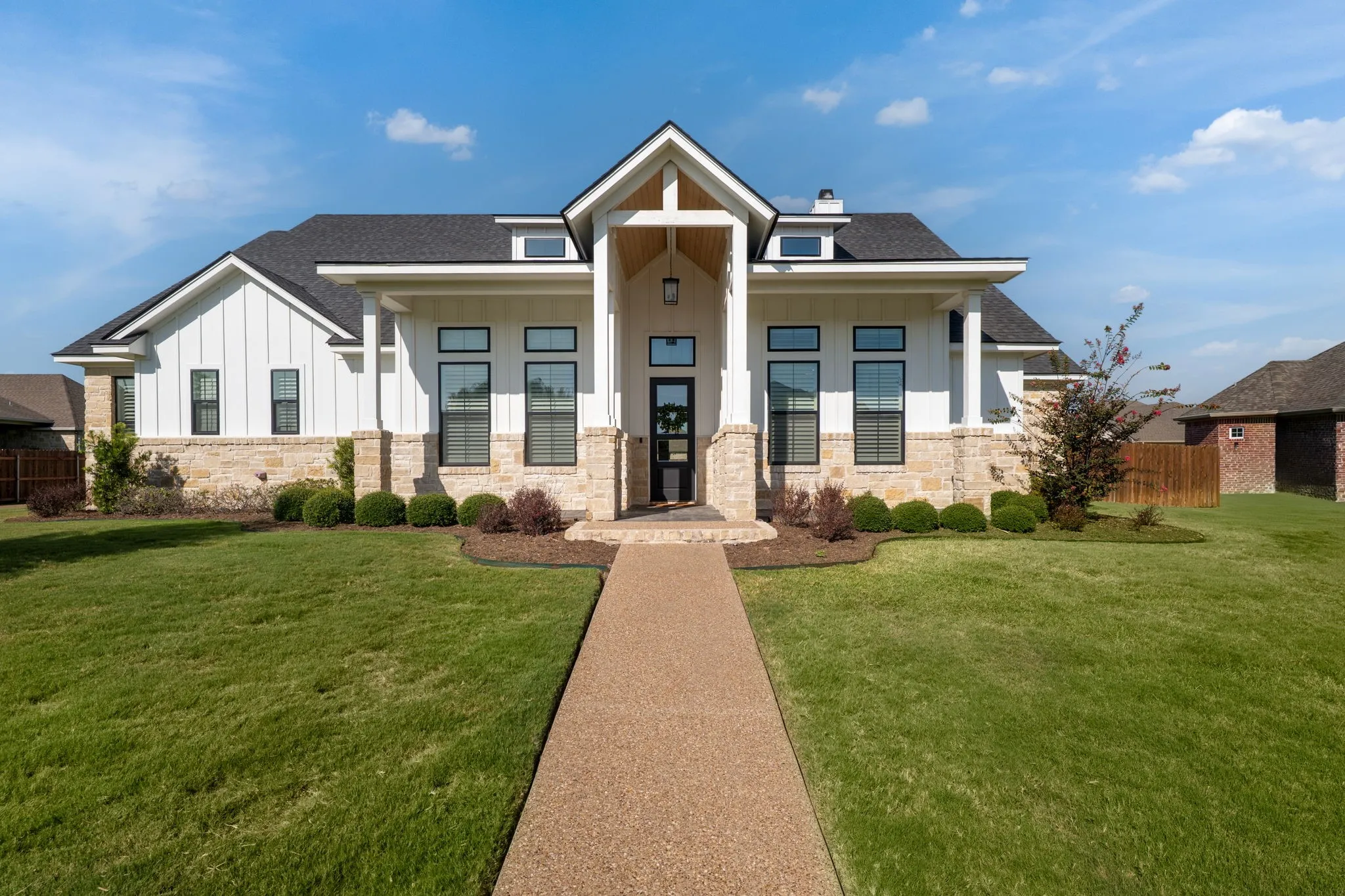 Single Family Residence For Sale in Mc Lennan County , 612 Sienna Bend Trail, Mc Gregor, Texas 76657, 5 Bedroom, 3 Bathroom, 3 Garage spaces, 2,841 Sqft, built in 2019, mls#21365275, Real Estate Agent in Mc Gregor, Homes For Sale in Mc Lennan county, Homes For Sale in Mc Gregor, Realtor in Mc Gregor Texas, Real Estate Brokerage Independent Realty Texas, Luminita Cordes Realtor