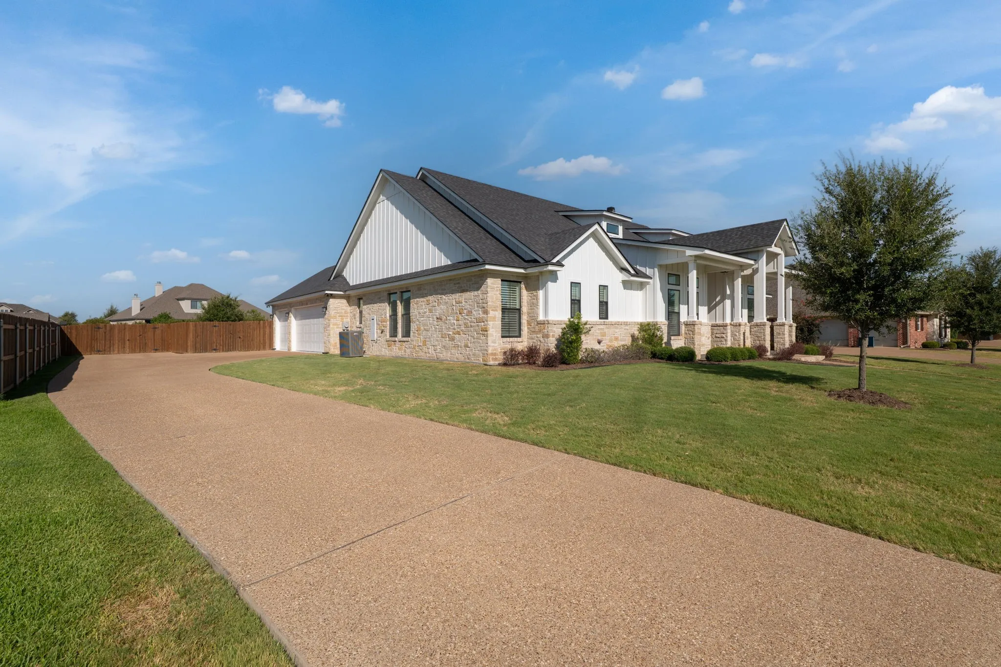 Single Family Residence For Sale in Mc Lennan County , 612 Sienna Bend Trail, Mc Gregor, Texas 76657, 5 Bedroom, 3 Bathroom, 3 Garage spaces, 2,841 Sqft, built in 2019, mls#21365275, Real Estate Agent in Mc Gregor, Homes For Sale in Mc Lennan county, Homes For Sale in Mc Gregor, Realtor in Mc Gregor Texas, Real Estate Brokerage Independent Realty Texas, Luminita Cordes Realtor