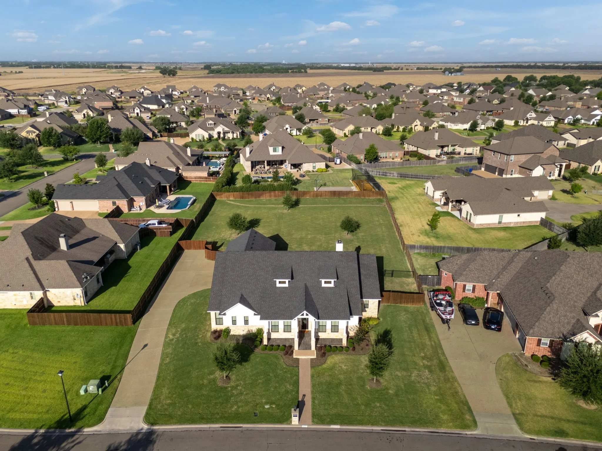 Single Family Residence For Sale in Mc Lennan County , 612 Sienna Bend Trail, Mc Gregor, Texas 76657, 5 Bedroom, 3 Bathroom, 3 Garage spaces, 2,841 Sqft, built in 2019, mls#21365275, Real Estate Agent in Mc Gregor, Homes For Sale in Mc Lennan county, Homes For Sale in Mc Gregor, Realtor in Mc Gregor Texas, Real Estate Brokerage Independent Realty Texas, Luminita Cordes Realtor