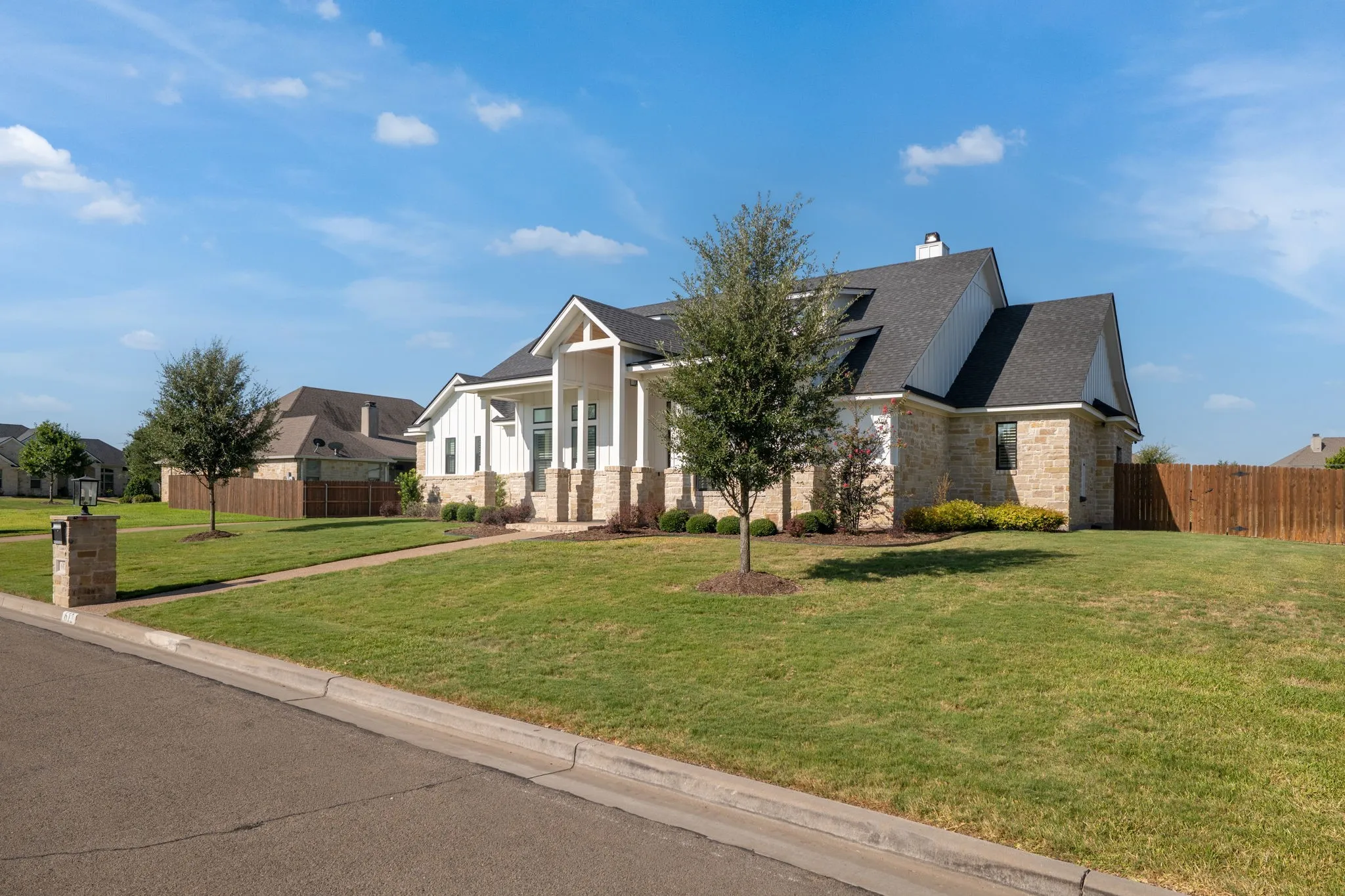 Single Family Residence For Sale in Mc Lennan County , 612 Sienna Bend Trail, Mc Gregor, Texas 76657, 5 Bedroom, 3 Bathroom, 3 Garage spaces, 2,841 Sqft, built in 2019, mls#21365275, Real Estate Agent in Mc Gregor, Homes For Sale in Mc Lennan county, Homes For Sale in Mc Gregor, Realtor in Mc Gregor Texas, Real Estate Brokerage Independent Realty Texas, Luminita Cordes Realtor