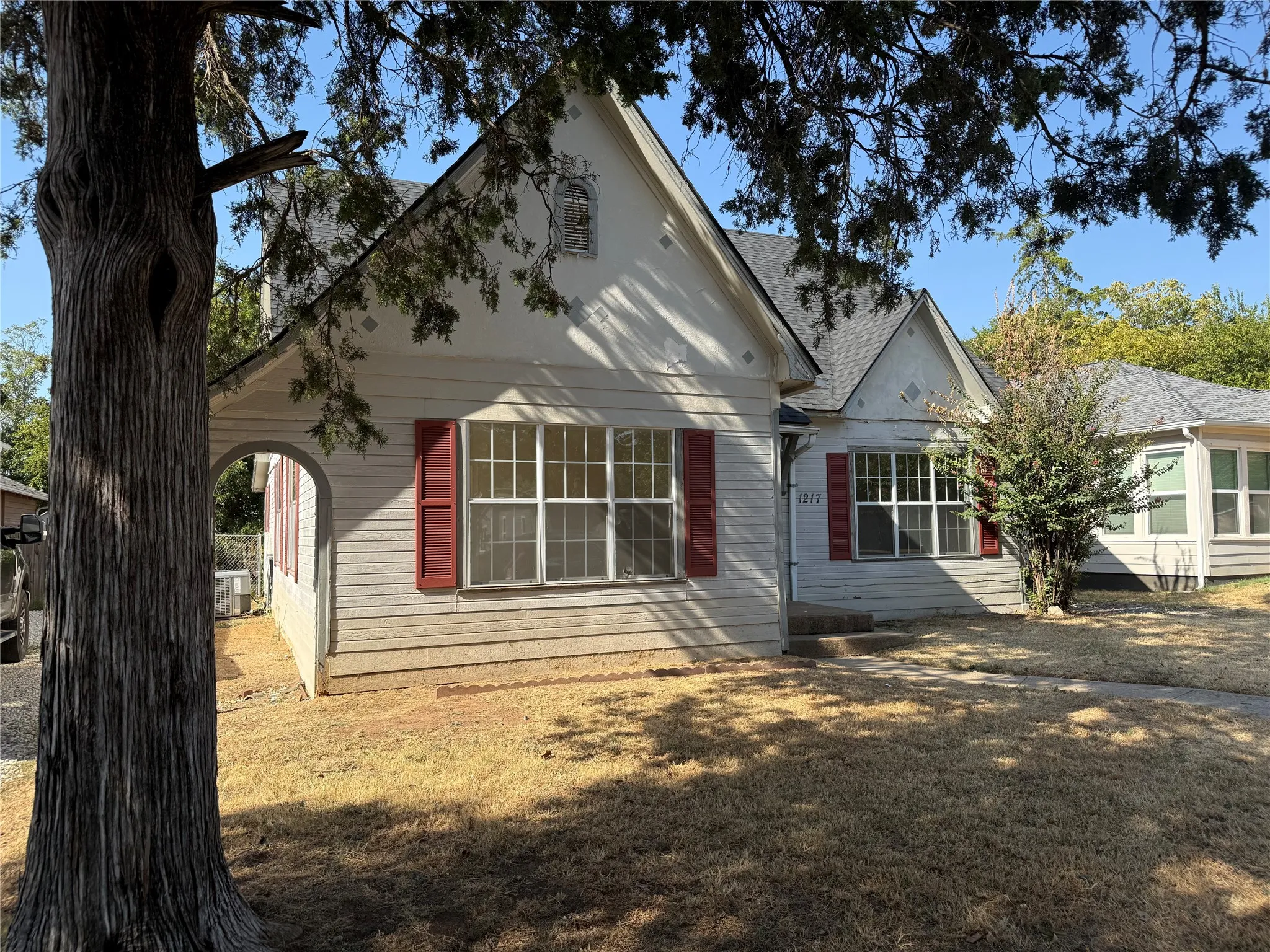Single Family Residence For Rent in Grayson County , 1217 W Walker Street, Denison, Texas 75020, 2 Bedroom, 1 Bathroom, Garage spaces, 1,365 Sqft, built in 1939, mls#21366461, Real Estate Agent in Denison, Homes For Rent in Grayson county, Homes For Rent in Denison, Realtor in Denison Texas, Real Estate Brokerage Independent Realty Texas, Luminita Cordes Realtor