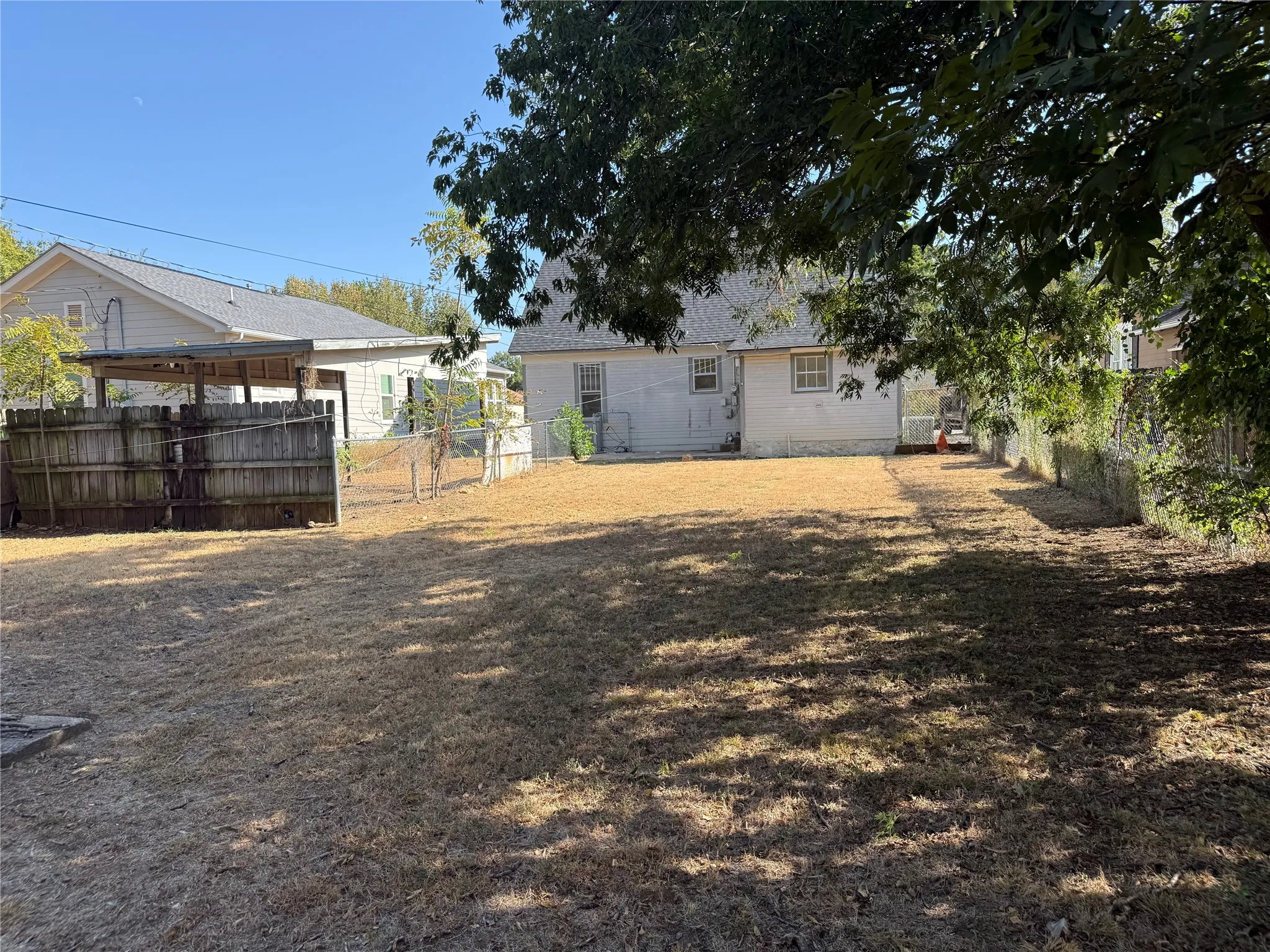 Single Family Residence For Rent in Grayson County , 1217 W Walker Street, Denison, Texas 75020, 2 Bedroom, 1 Bathroom, Garage spaces, 1,365 Sqft, built in 1939, mls#21366461, Real Estate Agent in Denison, Homes For Rent in Grayson county, Homes For Rent in Denison, Realtor in Denison Texas, Real Estate Brokerage Independent Realty Texas, Luminita Cordes Realtor