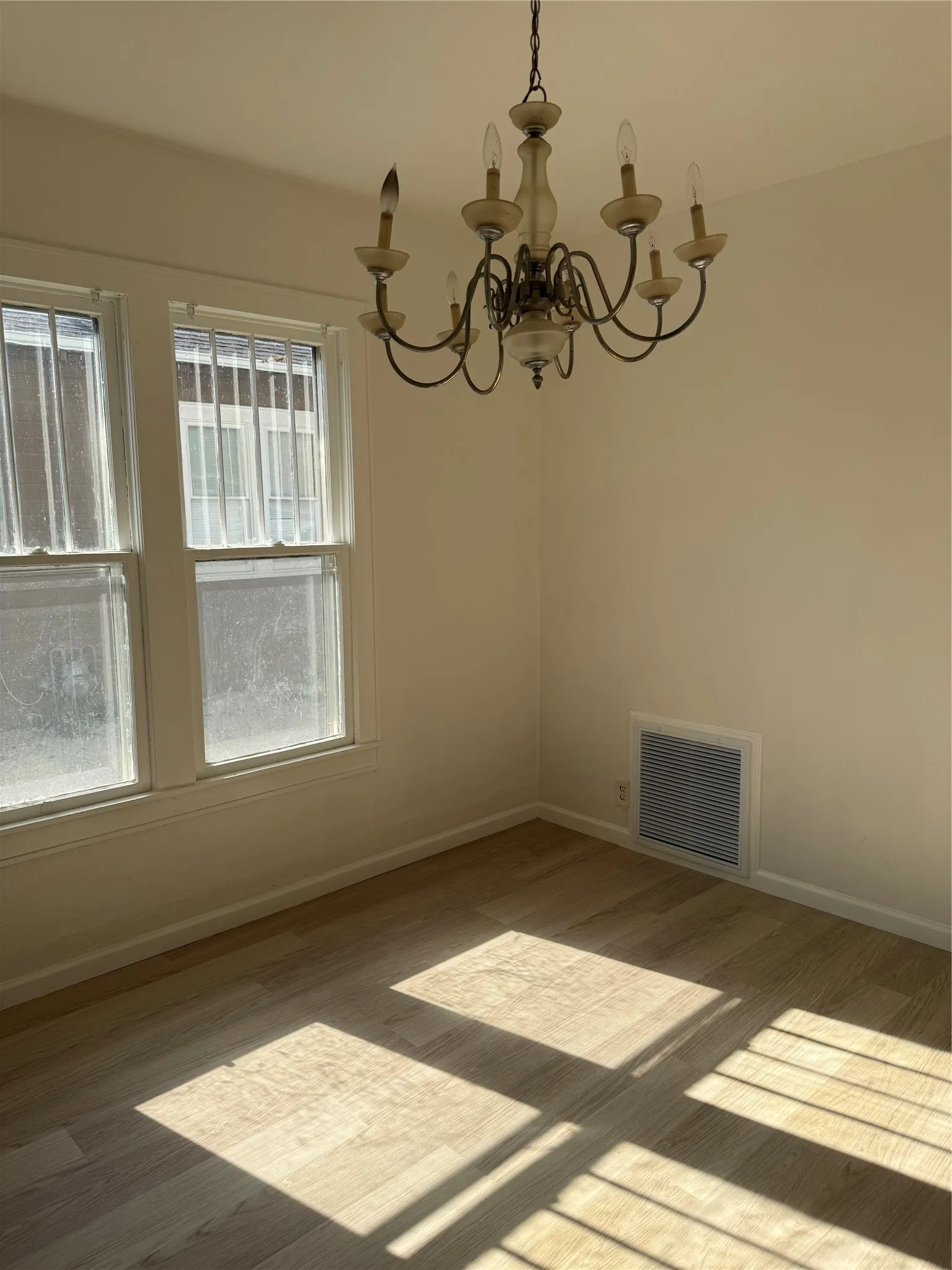 Single Family Residence For Rent in Grayson County , 1217 W Walker Street, Denison, Texas 75020, 2 Bedroom, 1 Bathroom, Garage spaces, 1,365 Sqft, built in 1939, mls#21366461, Real Estate Agent in Denison, Homes For Rent in Grayson county, Homes For Rent in Denison, Realtor in Denison Texas, Real Estate Brokerage Independent Realty Texas, Luminita Cordes Realtor