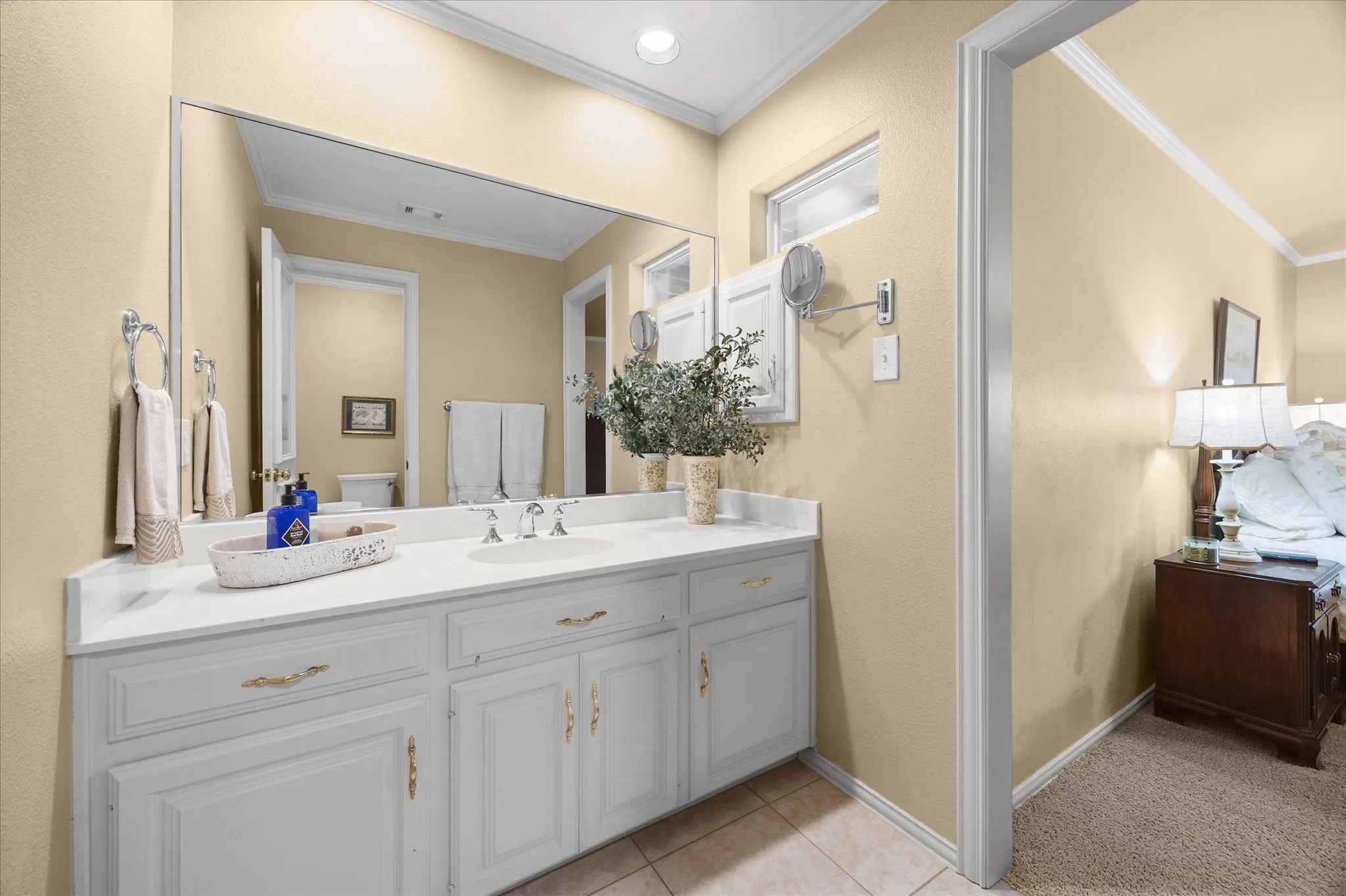 Auxiliary full bath opens onto 4th bedroom