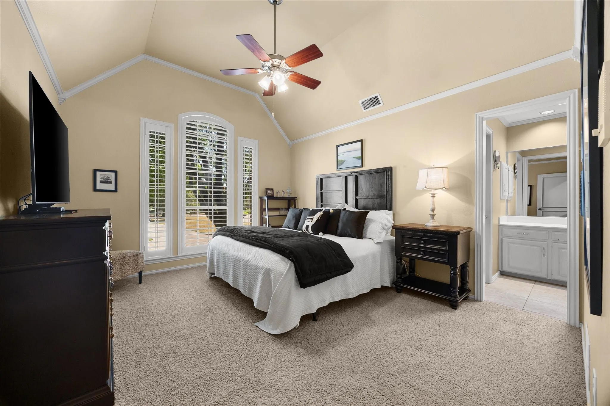 Auxiliary bedroom with ensuite bath