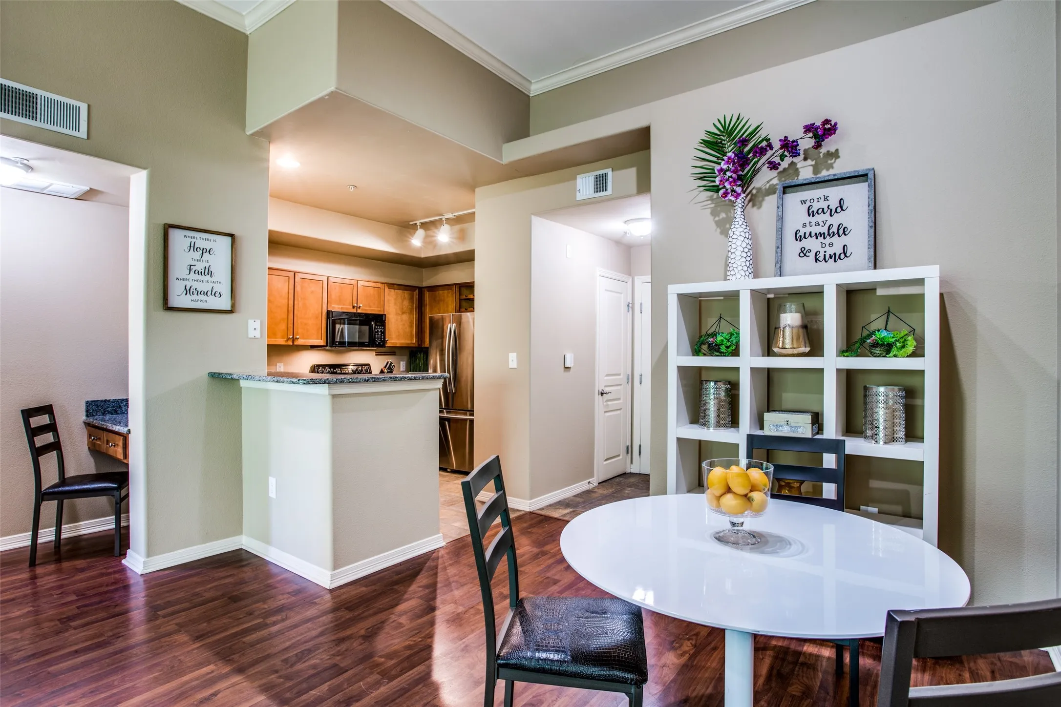 Condominium For Rent in Dallas County , 330 Las Colinas Boulevard E 464, Irving, Texas 75039, 1 Bedroom, 1 Bathroom, 1 Garage spaces, 813 Sqft, built in 2001, mls#21359519, Real Estate Agent in Irving, Homes For Rent in Dallas county, Homes For Rent in Irving, Realtor in Irving Texas, Real Estate Brokerage Independent Realty Texas, Luminita Cordes Realtor