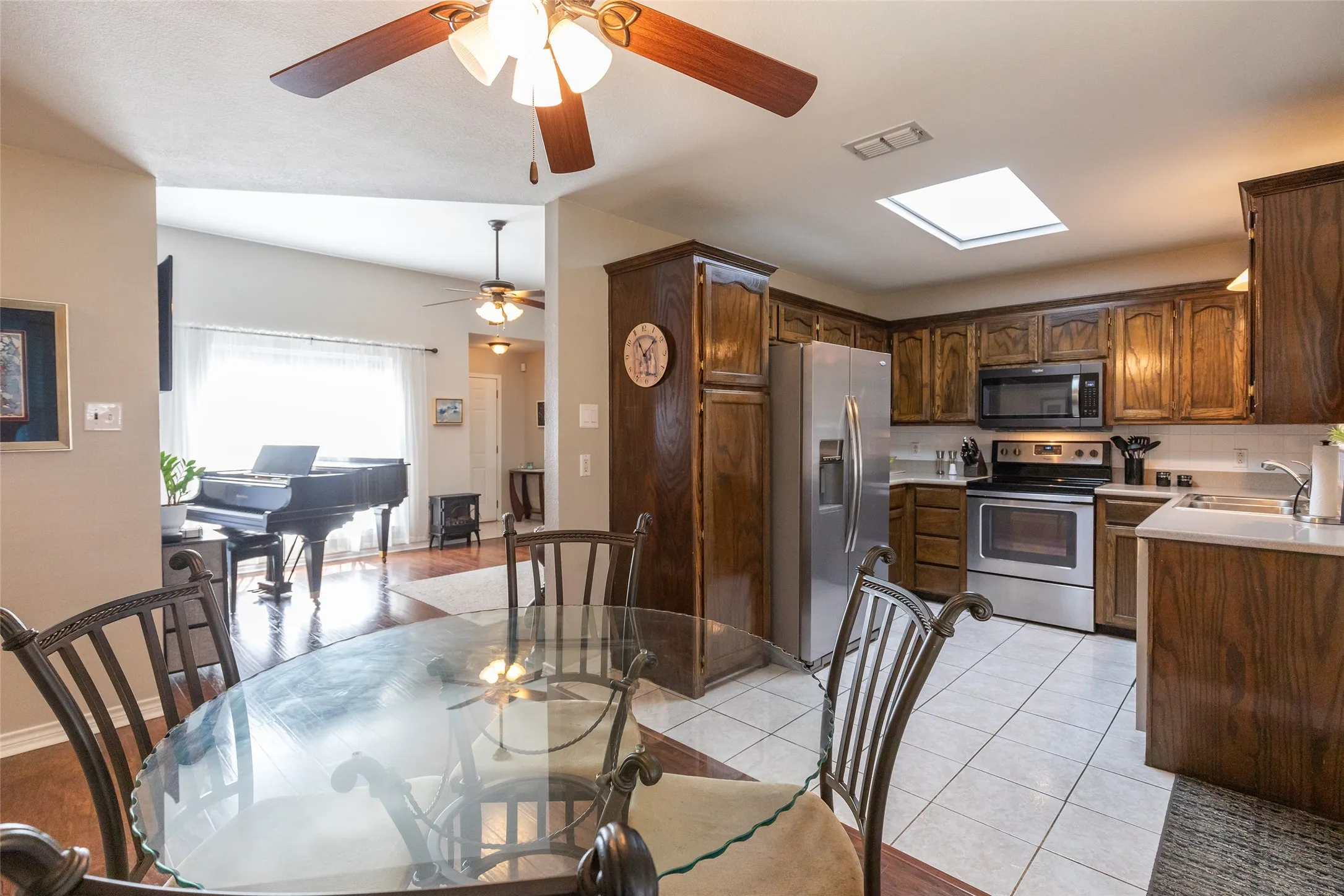 Single Family Residence For Sale in Taylor County , 3934 Wake Forest Lane, Abilene, Texas 79602, 3 Bedroom, 2 Bathroom, 2 Garage spaces, 1,318 Sqft, built in 1998, mls#21362765, Real Estate Agent in Abilene, Homes For Sale in Taylor county, Homes For Sale in Abilene, Realtor in Abilene Texas, Real Estate Brokerage Independent Realty Texas, Luminita Cordes Realtor