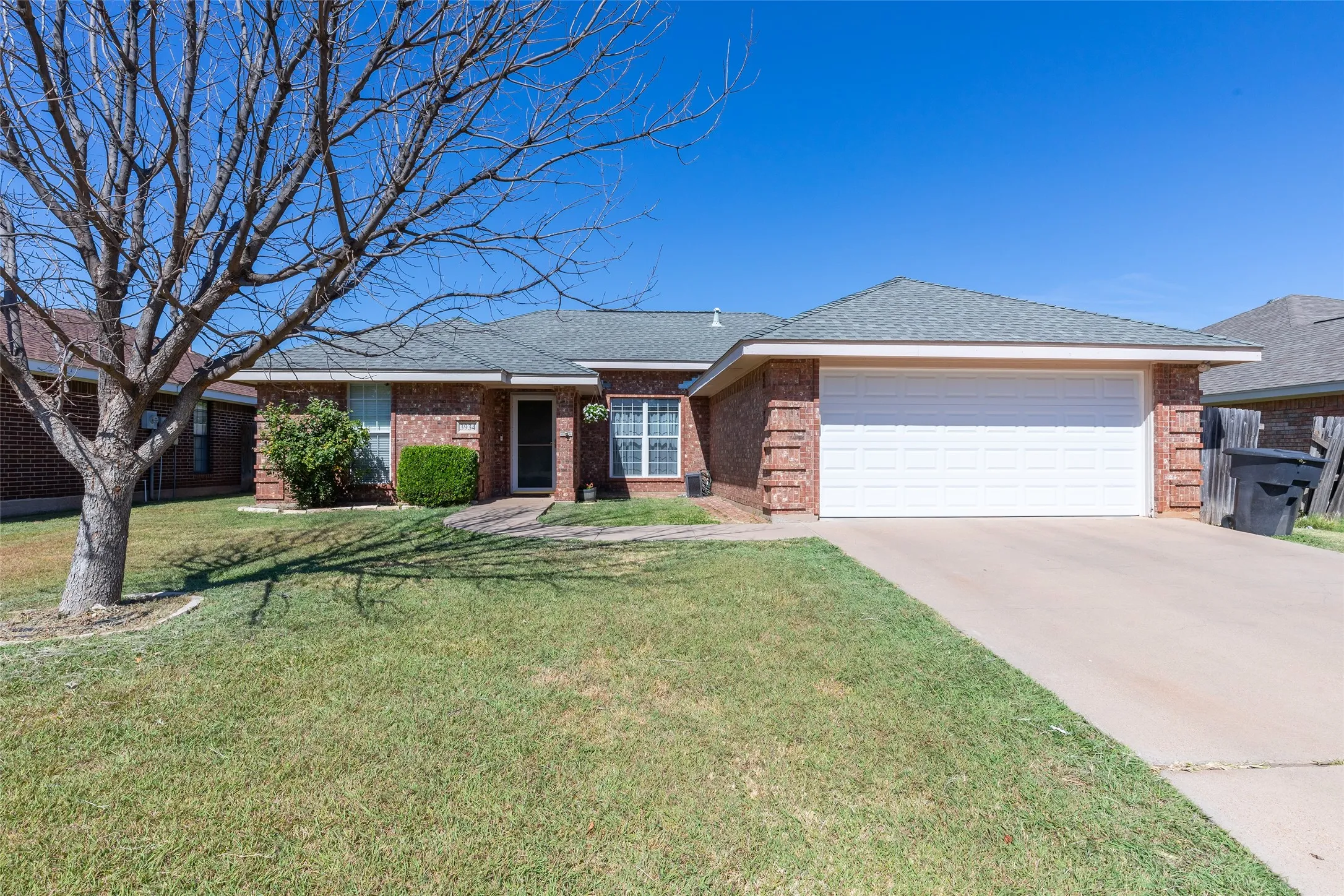 Single Family Residence For Sale in Taylor County , 3934 Wake Forest Lane, Abilene, Texas 79602, 3 Bedroom, 2 Bathroom, 2 Garage spaces, 1,318 Sqft, built in 1998, mls#21362765, Real Estate Agent in Abilene, Homes For Sale in Taylor county, Homes For Sale in Abilene, Realtor in Abilene Texas, Real Estate Brokerage Independent Realty Texas, Luminita Cordes Realtor