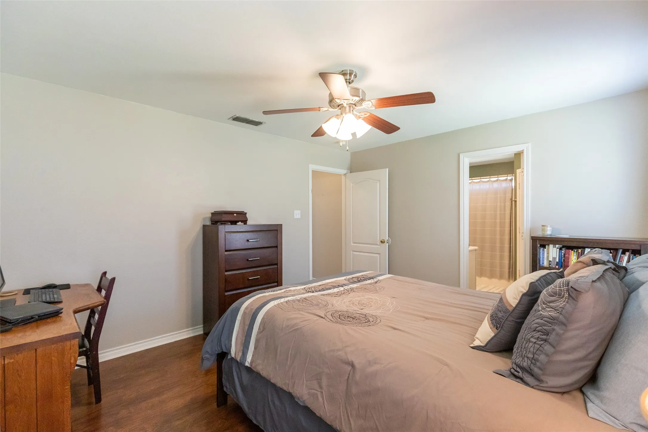Single Family Residence For Sale in Taylor County , 3934 Wake Forest Lane, Abilene, Texas 79602, 3 Bedroom, 2 Bathroom, 2 Garage spaces, 1,318 Sqft, built in 1998, mls#21362765, Real Estate Agent in Abilene, Homes For Sale in Taylor county, Homes For Sale in Abilene, Realtor in Abilene Texas, Real Estate Brokerage Independent Realty Texas, Luminita Cordes Realtor
