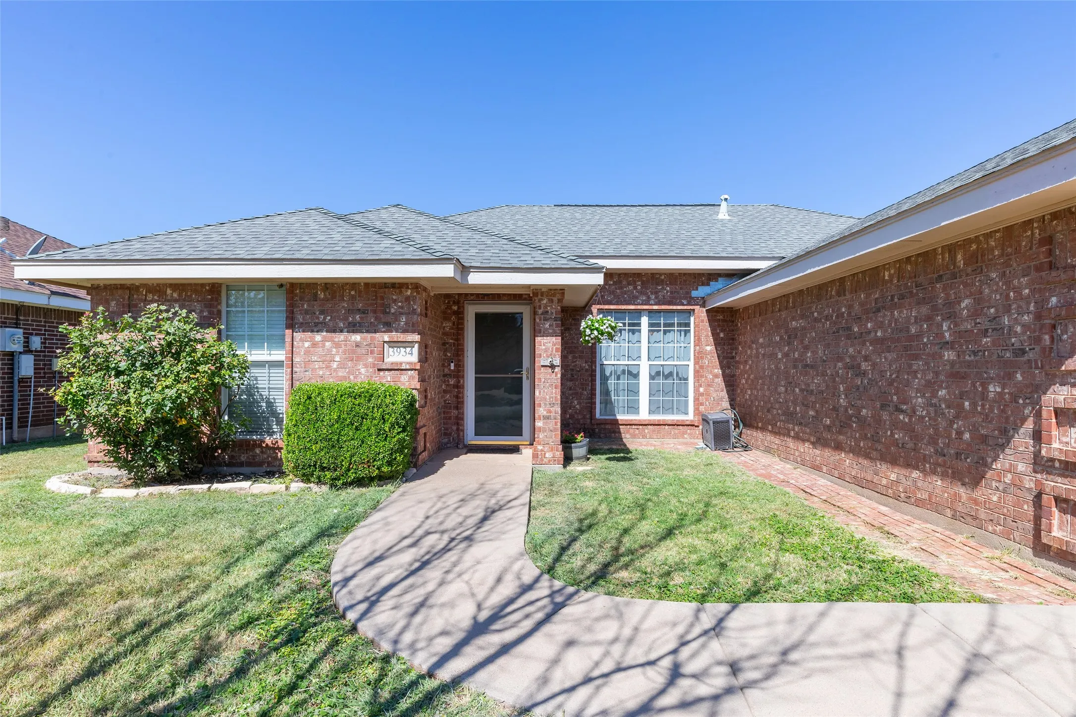 Single Family Residence For Sale in Taylor County , 3934 Wake Forest Lane, Abilene, Texas 79602, 3 Bedroom, 2 Bathroom, 2 Garage spaces, 1,318 Sqft, built in 1998, mls#21362765, Real Estate Agent in Abilene, Homes For Sale in Taylor county, Homes For Sale in Abilene, Realtor in Abilene Texas, Real Estate Brokerage Independent Realty Texas, Luminita Cordes Realtor