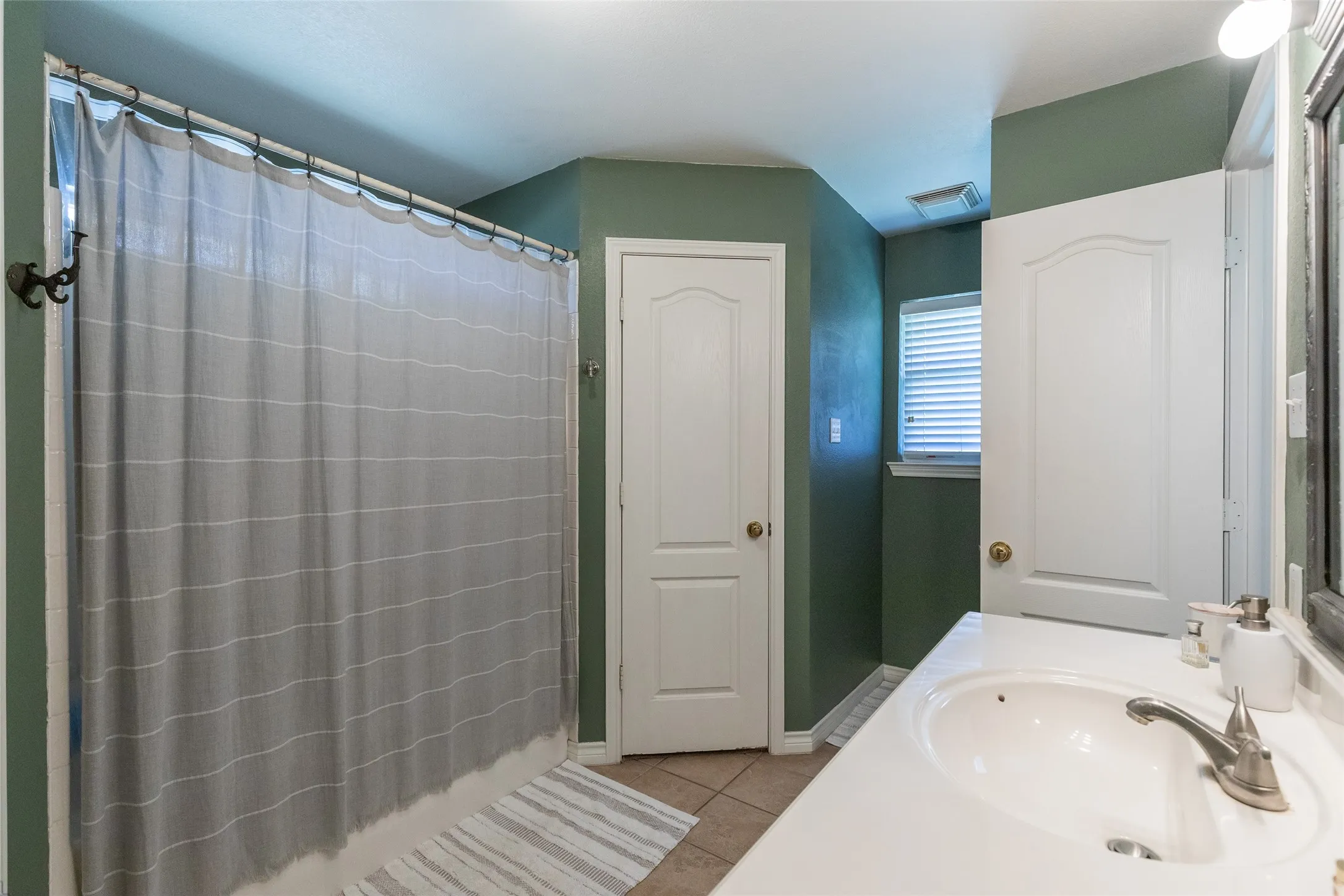 Single Family Residence For Sale in Taylor County , 3934 Wake Forest Lane, Abilene, Texas 79602, 3 Bedroom, 2 Bathroom, 2 Garage spaces, 1,318 Sqft, built in 1998, mls#21362765, Real Estate Agent in Abilene, Homes For Sale in Taylor county, Homes For Sale in Abilene, Realtor in Abilene Texas, Real Estate Brokerage Independent Realty Texas, Luminita Cordes Realtor