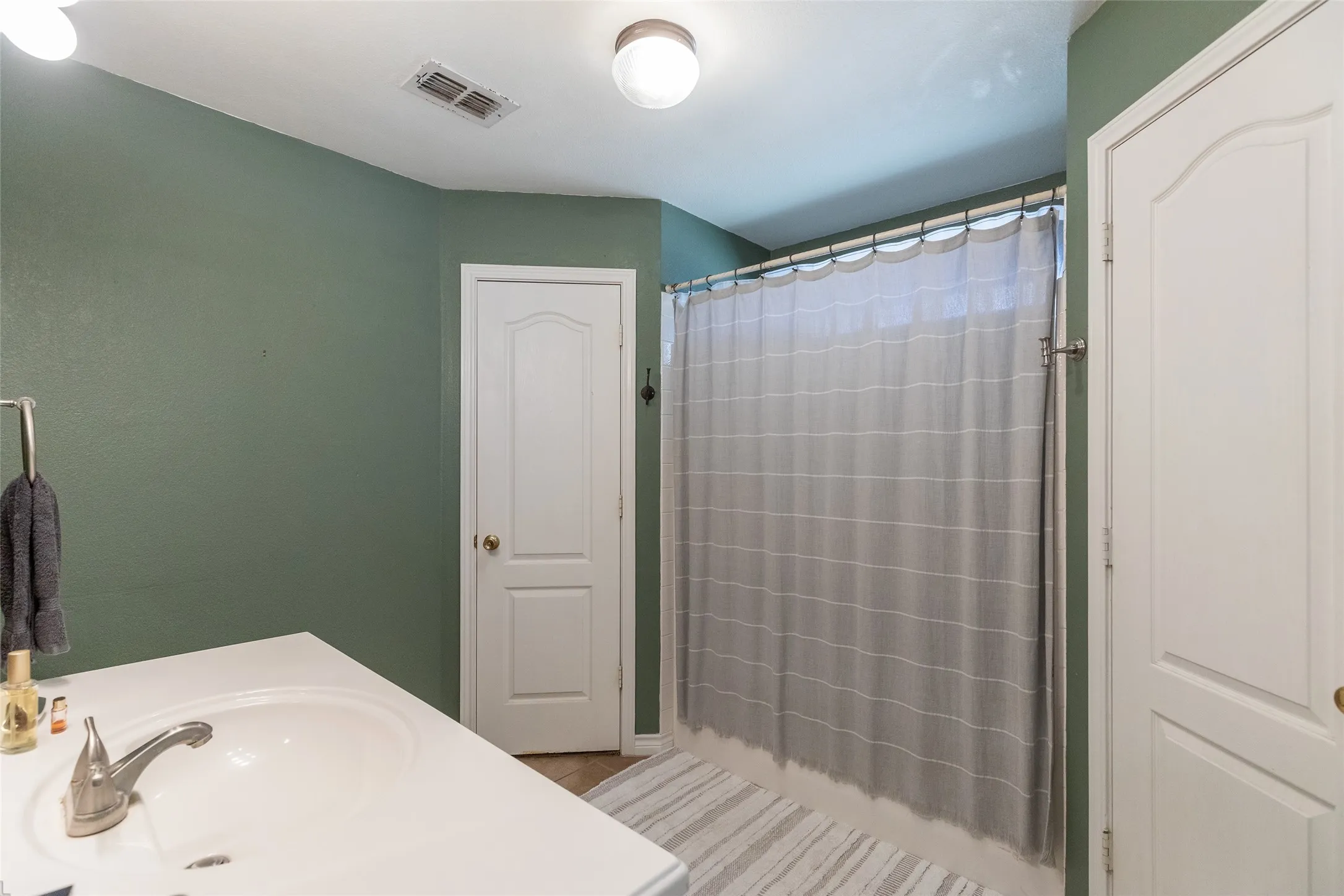 Single Family Residence For Sale in Taylor County , 3934 Wake Forest Lane, Abilene, Texas 79602, 3 Bedroom, 2 Bathroom, 2 Garage spaces, 1,318 Sqft, built in 1998, mls#21362765, Real Estate Agent in Abilene, Homes For Sale in Taylor county, Homes For Sale in Abilene, Realtor in Abilene Texas, Real Estate Brokerage Independent Realty Texas, Luminita Cordes Realtor