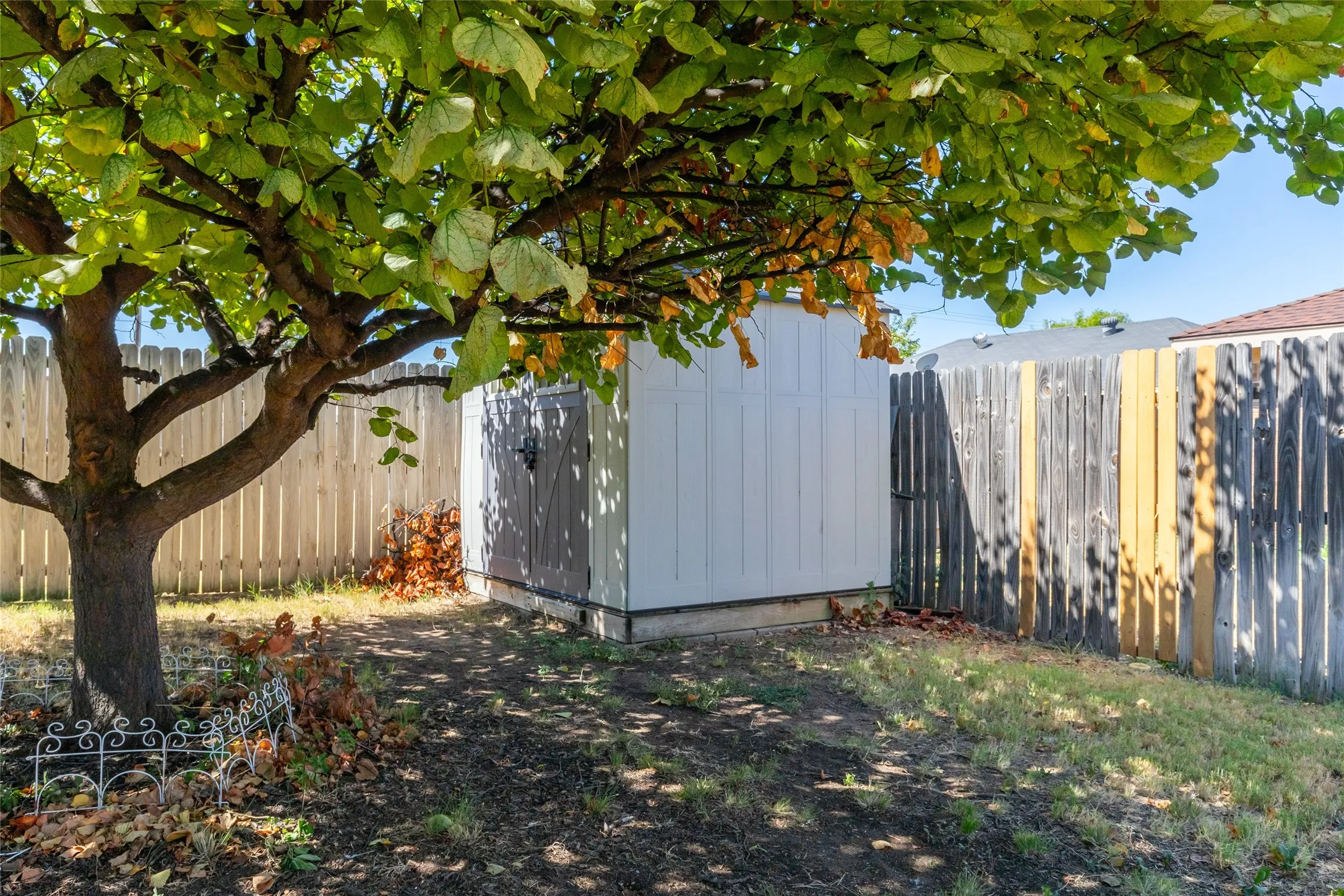 Single Family Residence For Sale in Taylor County , 3934 Wake Forest Lane, Abilene, Texas 79602, 3 Bedroom, 2 Bathroom, 2 Garage spaces, 1,318 Sqft, built in 1998, mls#21362765, Real Estate Agent in Abilene, Homes For Sale in Taylor county, Homes For Sale in Abilene, Realtor in Abilene Texas, Real Estate Brokerage Independent Realty Texas, Luminita Cordes Realtor