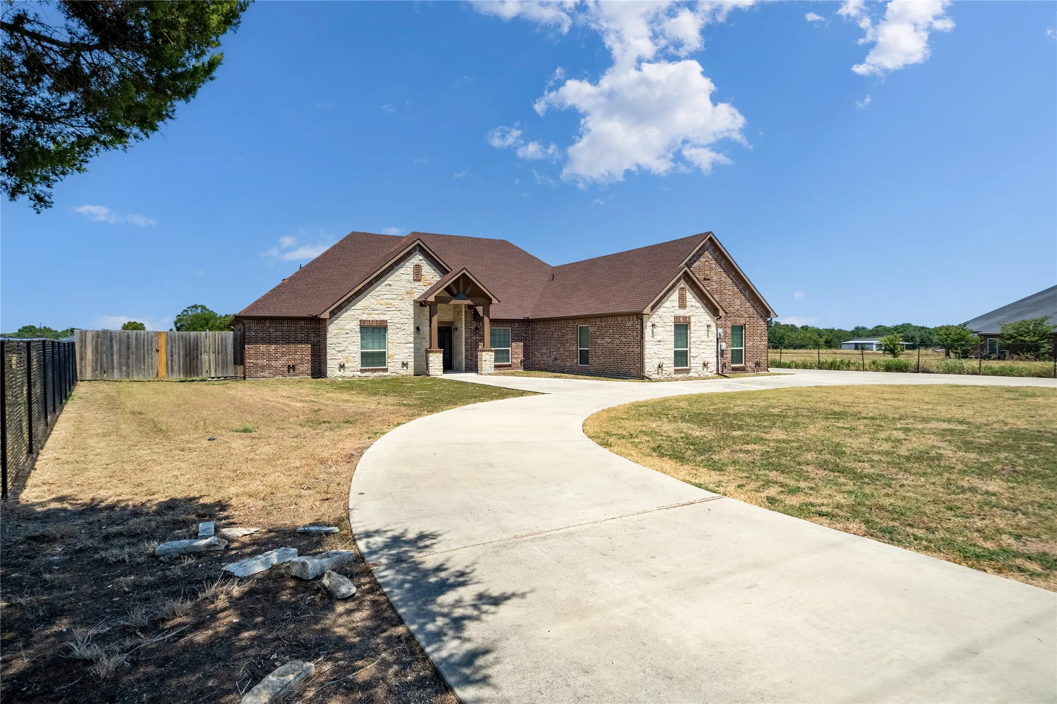 Single Family Residence For Sale in Ellis County , 829 Meadow Lark Lane, Red Oak, Texas 75154, 4 Bedroom, 4 Bathroom, 2 Garage spaces, 2,397 Sqft, built in 2017, mls#21344433, Real Estate Agent in Red Oak, Homes For Sale in Ellis county, Homes For Sale in Red Oak, Realtor in Red Oak Texas, Real Estate Brokerage Independent Realty Texas, Luminita Cordes Realtor