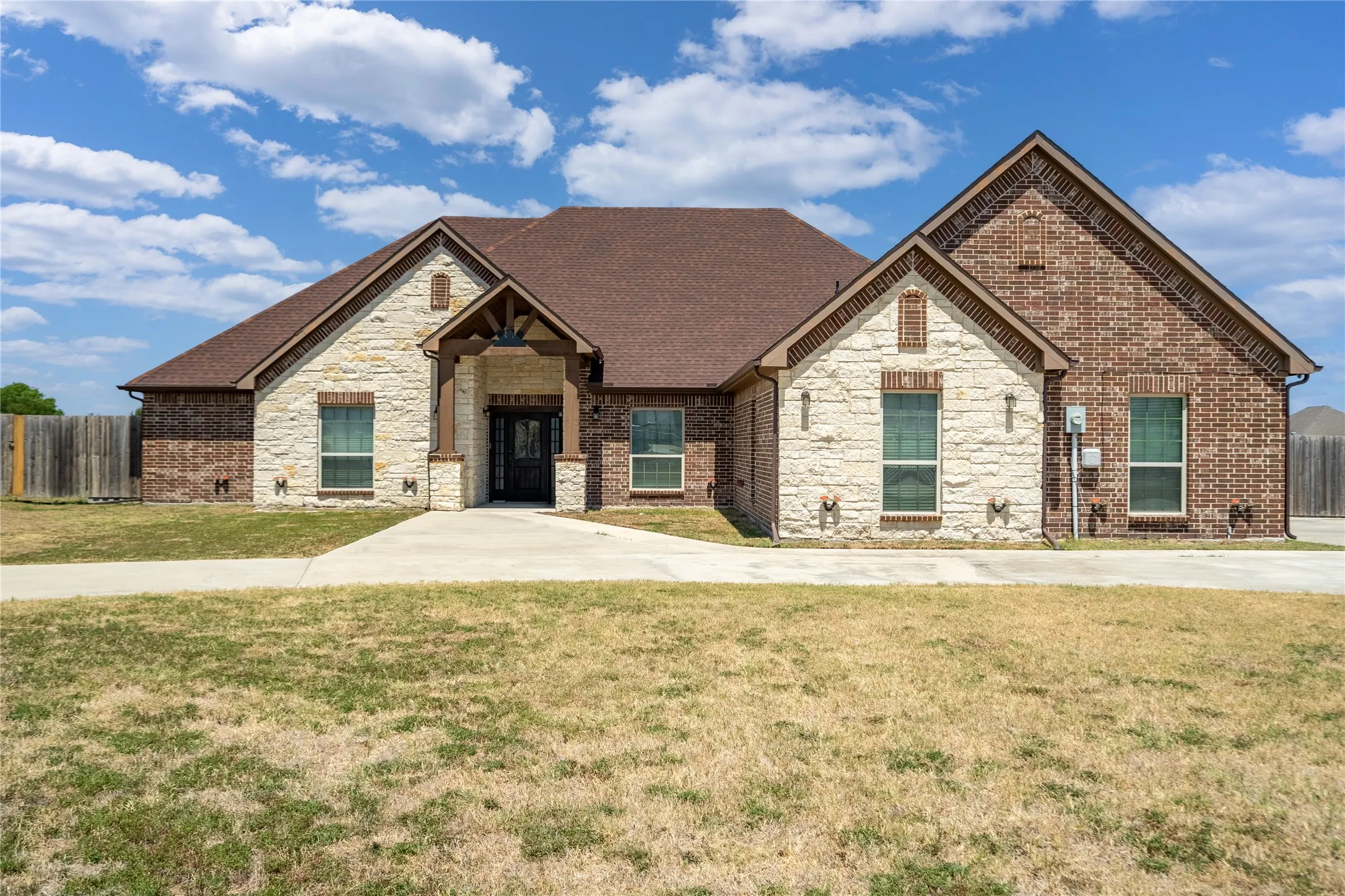 Single Family Residence For Sale in Ellis County , 829 Meadow Lark Lane, Red Oak, Texas 75154, 4 Bedroom, 4 Bathroom, 2 Garage spaces, 2,397 Sqft, built in 2017, mls#21344433, Real Estate Agent in Red Oak, Homes For Sale in Ellis county, Homes For Sale in Red Oak, Realtor in Red Oak Texas, Real Estate Brokerage Independent Realty Texas, Luminita Cordes Realtor