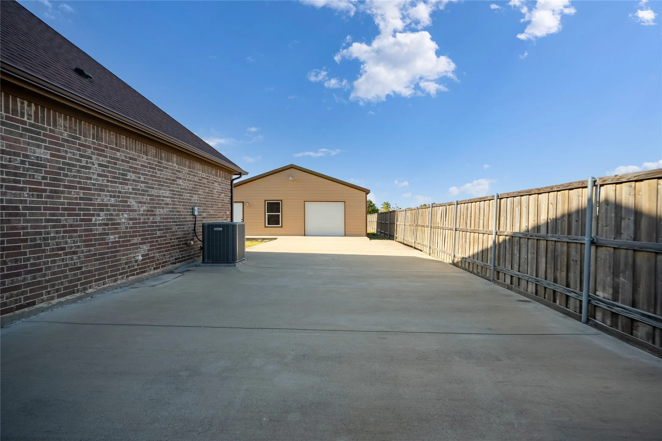 Single Family Residence For Sale in Ellis County , 829 Meadow Lark Lane, Red Oak, Texas 75154, 4 Bedroom, 4 Bathroom, 2 Garage spaces, 2,397 Sqft, built in 2017, mls#21344433, Real Estate Agent in Red Oak, Homes For Sale in Ellis county, Homes For Sale in Red Oak, Realtor in Red Oak Texas, Real Estate Brokerage Independent Realty Texas, Luminita Cordes Realtor