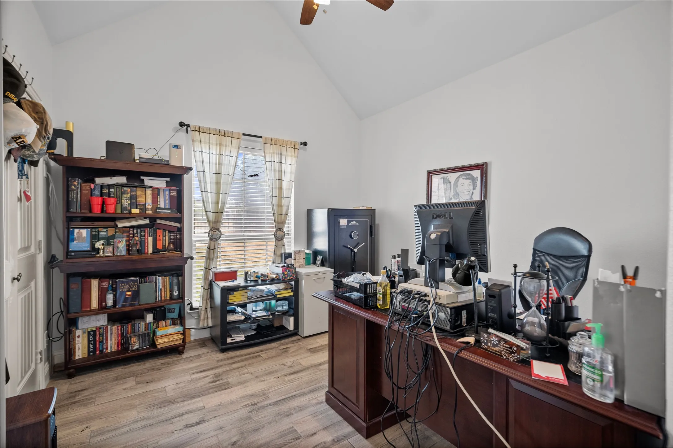 Single Family Residence For Sale in Ellis County , 829 Meadow Lark Lane, Red Oak, Texas 75154, 4 Bedroom, 4 Bathroom, 2 Garage spaces, 2,397 Sqft, built in 2017, mls#21344433, Real Estate Agent in Red Oak, Homes For Sale in Ellis county, Homes For Sale in Red Oak, Realtor in Red Oak Texas, Real Estate Brokerage Independent Realty Texas, Luminita Cordes Realtor