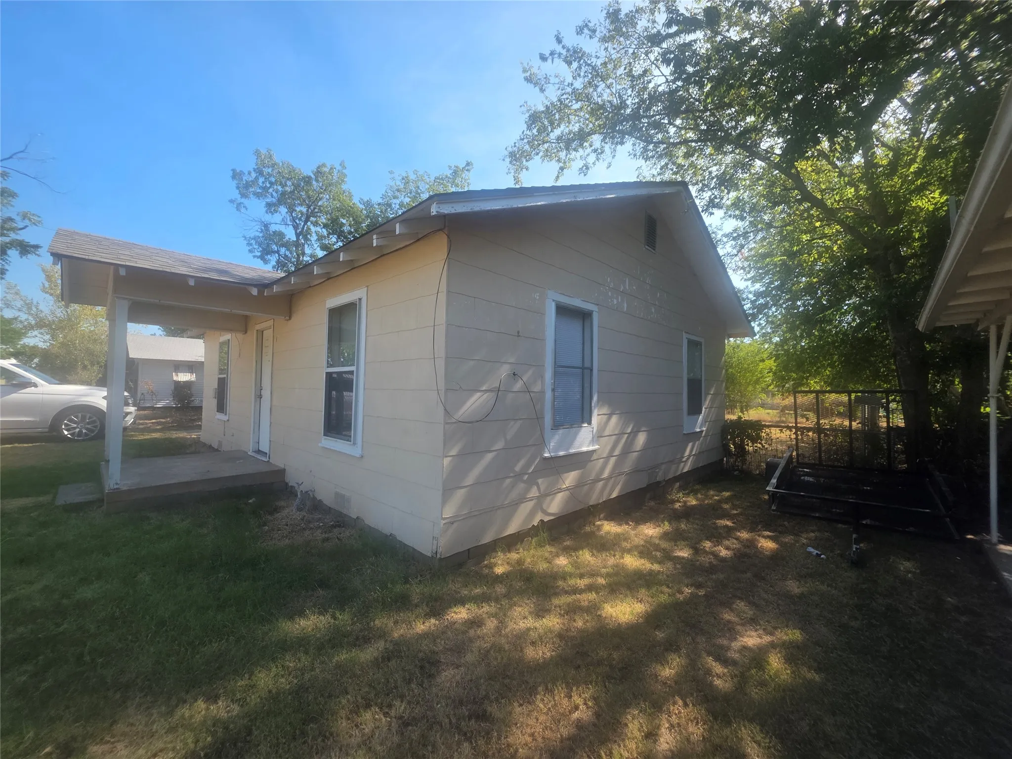 Single Family Residence For Sale in Young County , 209 Ohio Avenue, Graham, Texas 76450, 2 Bedroom, 1 Bathroom, Garage spaces, 768 Sqft, built in 1945, mls#21366673, Real Estate Agent in Graham, Homes For Sale in Young county, Homes For Sale in Graham, Realtor in Graham Texas, Real Estate Brokerage Independent Realty Texas, Luminita Cordes Realtor