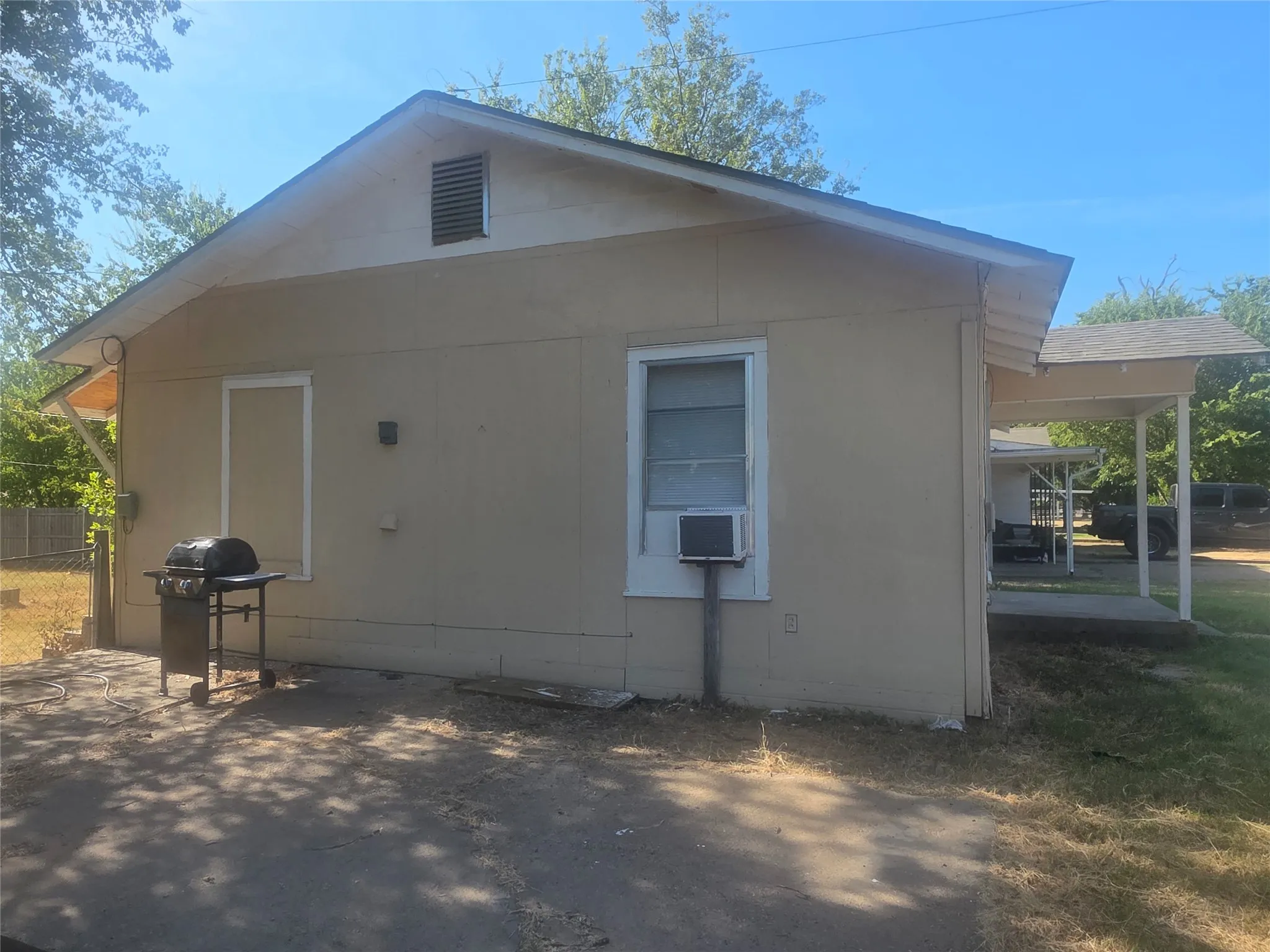 Single Family Residence For Sale in Young County , 209 Ohio Avenue, Graham, Texas 76450, 2 Bedroom, 1 Bathroom, Garage spaces, 768 Sqft, built in 1945, mls#21366673, Real Estate Agent in Graham, Homes For Sale in Young county, Homes For Sale in Graham, Realtor in Graham Texas, Real Estate Brokerage Independent Realty Texas, Luminita Cordes Realtor