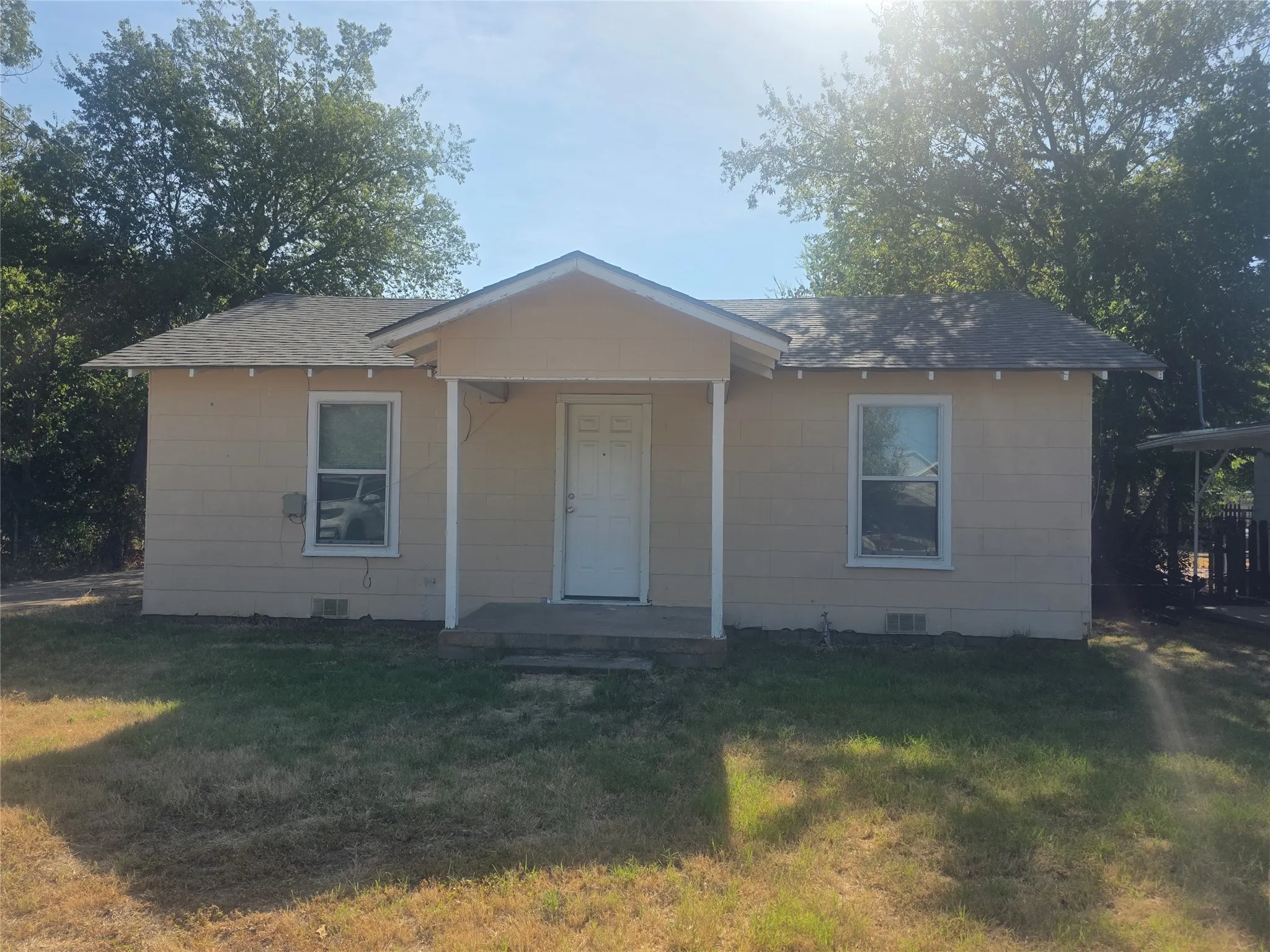 Single Family Residence For Sale in Young County , 209 Ohio Avenue, Graham, Texas 76450, 2 Bedroom, 1 Bathroom, Garage spaces, 768 Sqft, built in 1945, mls#21366673, Real Estate Agent in Graham, Homes For Sale in Young county, Homes For Sale in Graham, Realtor in Graham Texas, Real Estate Brokerage Independent Realty Texas, Luminita Cordes Realtor