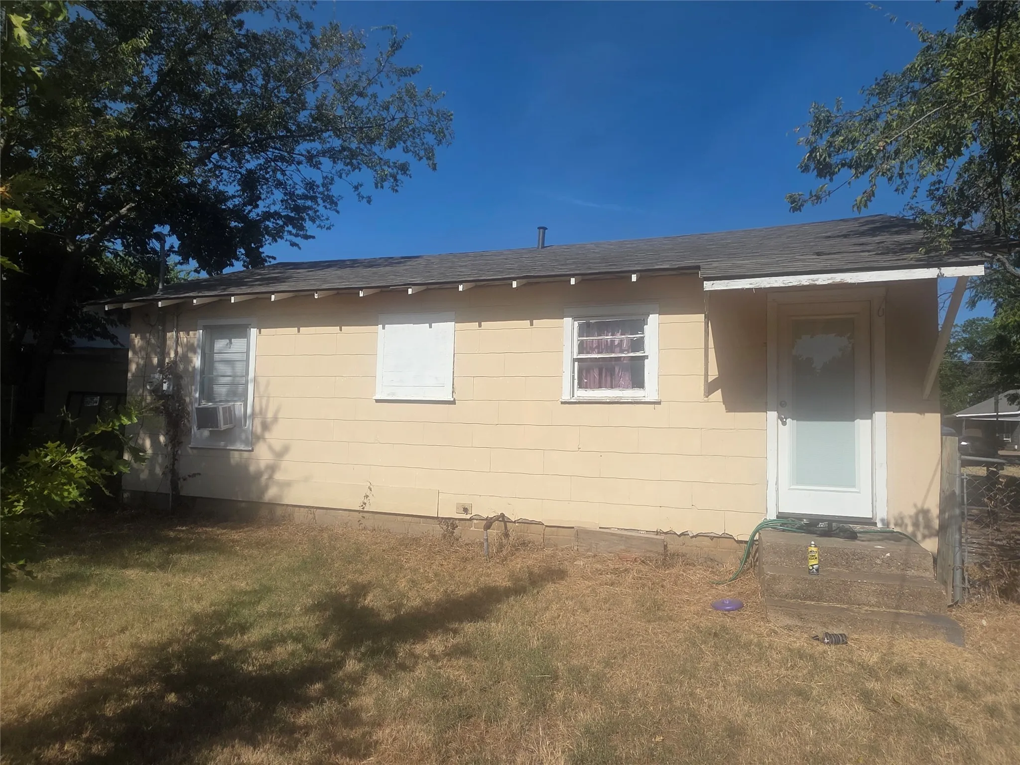 Single Family Residence For Sale in Young County , 209 Ohio Avenue, Graham, Texas 76450, 2 Bedroom, 1 Bathroom, Garage spaces, 768 Sqft, built in 1945, mls#21366673, Real Estate Agent in Graham, Homes For Sale in Young county, Homes For Sale in Graham, Realtor in Graham Texas, Real Estate Brokerage Independent Realty Texas, Luminita Cordes Realtor
