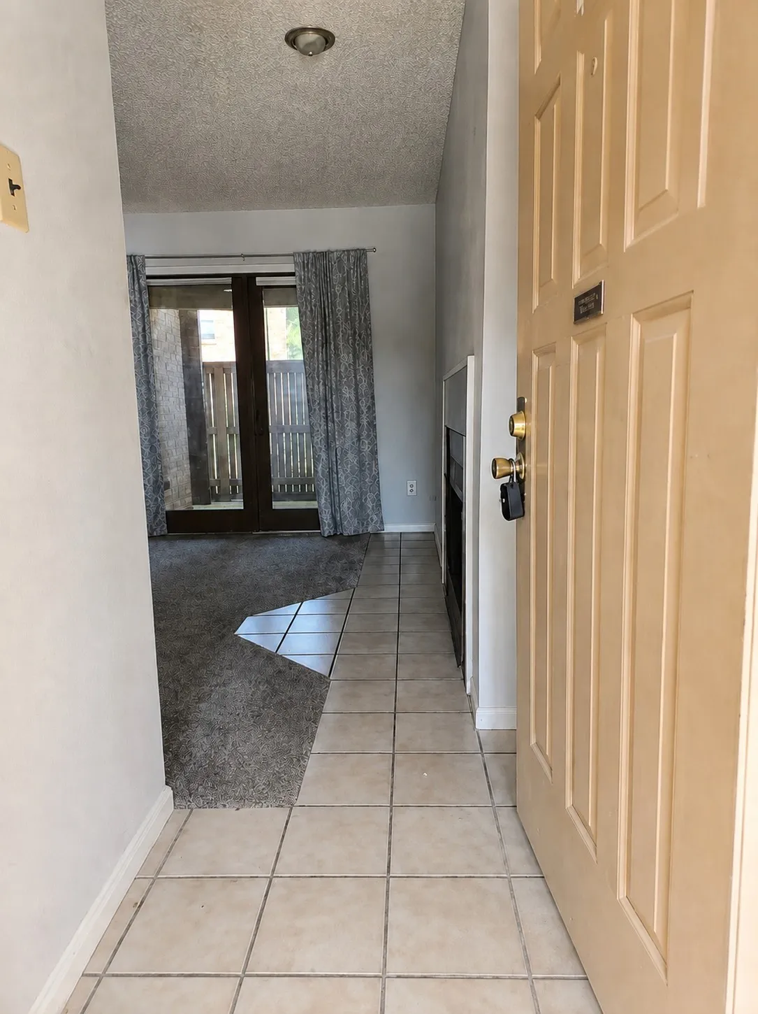 Townhouse For Sale in Tarrant County , 2106 Rainbow Drive 4212, Arlington, Texas 76011, 2 Bedroom, 1 Bathroom, Garage spaces, 963 Sqft, built in 1983, mls#21366583, Real Estate Agent in Arlington, Homes For Sale in Tarrant county, Homes For Sale in Arlington, Realtor in Arlington Texas, Real Estate Brokerage Independent Realty Texas, Luminita Cordes Realtor