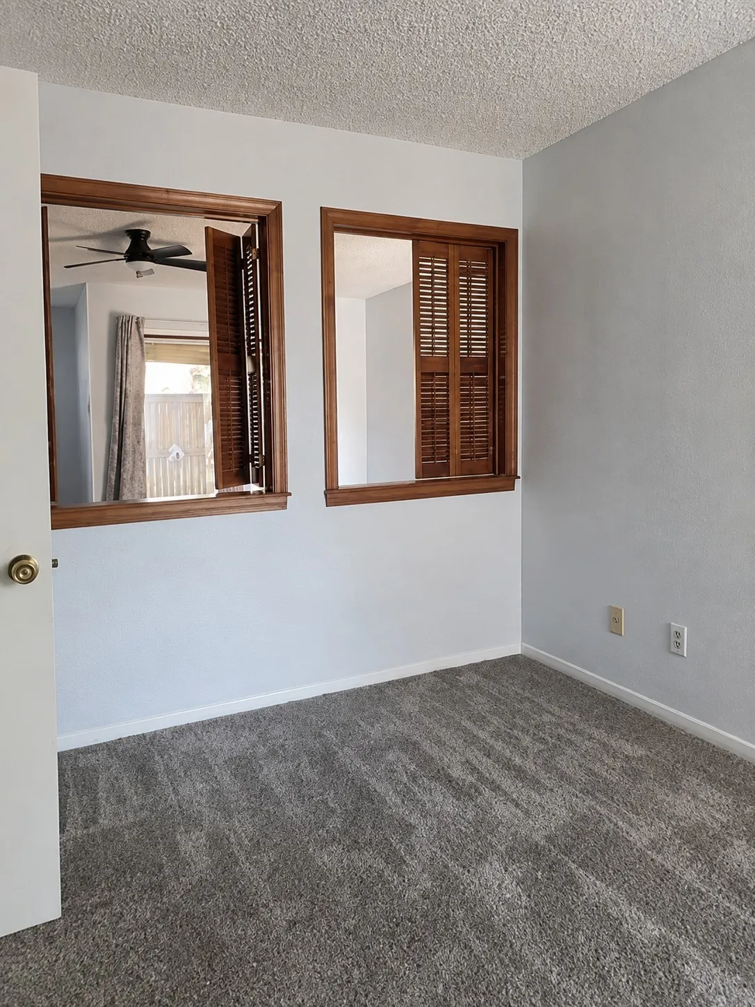 Townhouse For Sale in Tarrant County , 2106 Rainbow Drive 4212, Arlington, Texas 76011, 2 Bedroom, 1 Bathroom, Garage spaces, 963 Sqft, built in 1983, mls#21366583, Real Estate Agent in Arlington, Homes For Sale in Tarrant county, Homes For Sale in Arlington, Realtor in Arlington Texas, Real Estate Brokerage Independent Realty Texas, Luminita Cordes Realtor