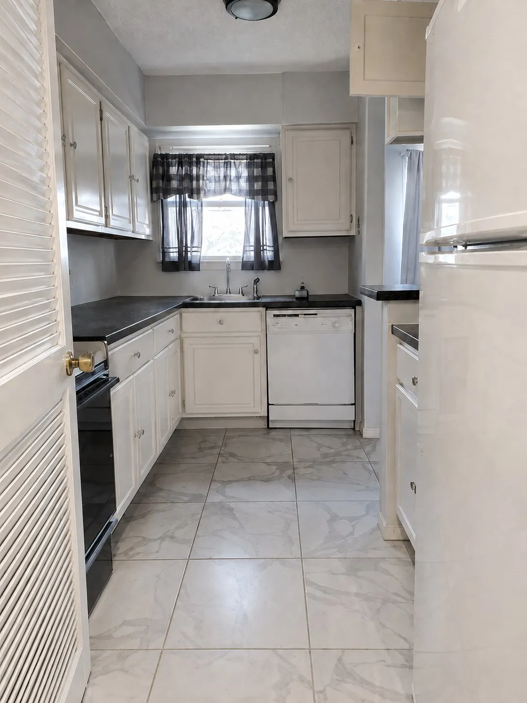 Townhouse For Sale in Tarrant County , 2106 Rainbow Drive 4212, Arlington, Texas 76011, 2 Bedroom, 1 Bathroom, Garage spaces, 963 Sqft, built in 1983, mls#21366583, Real Estate Agent in Arlington, Homes For Sale in Tarrant county, Homes For Sale in Arlington, Realtor in Arlington Texas, Real Estate Brokerage Independent Realty Texas, Luminita Cordes Realtor