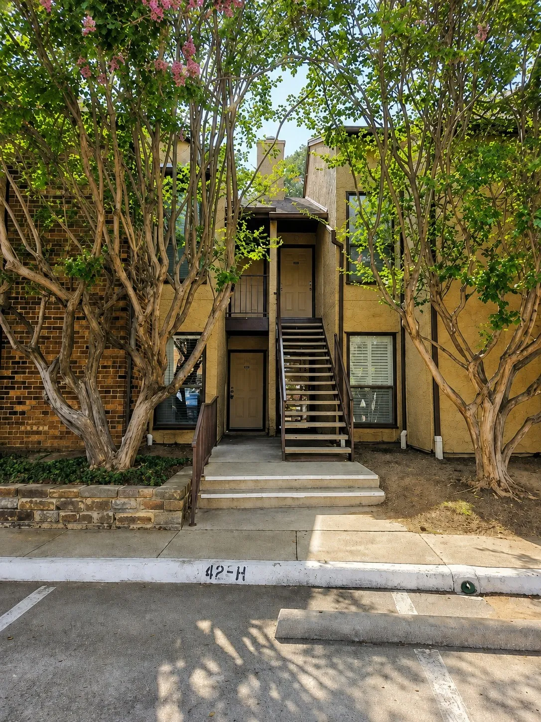 Townhouse For Sale in Tarrant County , 2106 Rainbow Drive 4212, Arlington, Texas 76011, 2 Bedroom, 1 Bathroom, Garage spaces, 963 Sqft, built in 1983, mls#21366583, Real Estate Agent in Arlington, Homes For Sale in Tarrant county, Homes For Sale in Arlington, Realtor in Arlington Texas, Real Estate Brokerage Independent Realty Texas, Luminita Cordes Realtor