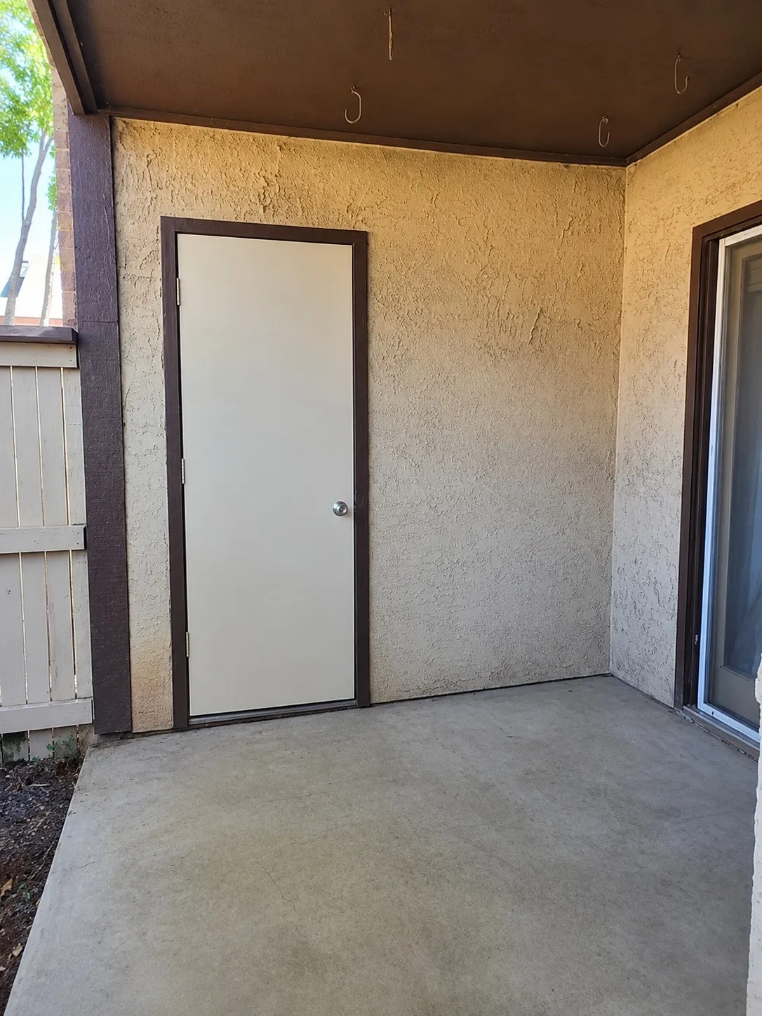 Townhouse For Sale in Tarrant County , 2106 Rainbow Drive 4212, Arlington, Texas 76011, 2 Bedroom, 1 Bathroom, Garage spaces, 963 Sqft, built in 1983, mls#21366583, Real Estate Agent in Arlington, Homes For Sale in Tarrant county, Homes For Sale in Arlington, Realtor in Arlington Texas, Real Estate Brokerage Independent Realty Texas, Luminita Cordes Realtor