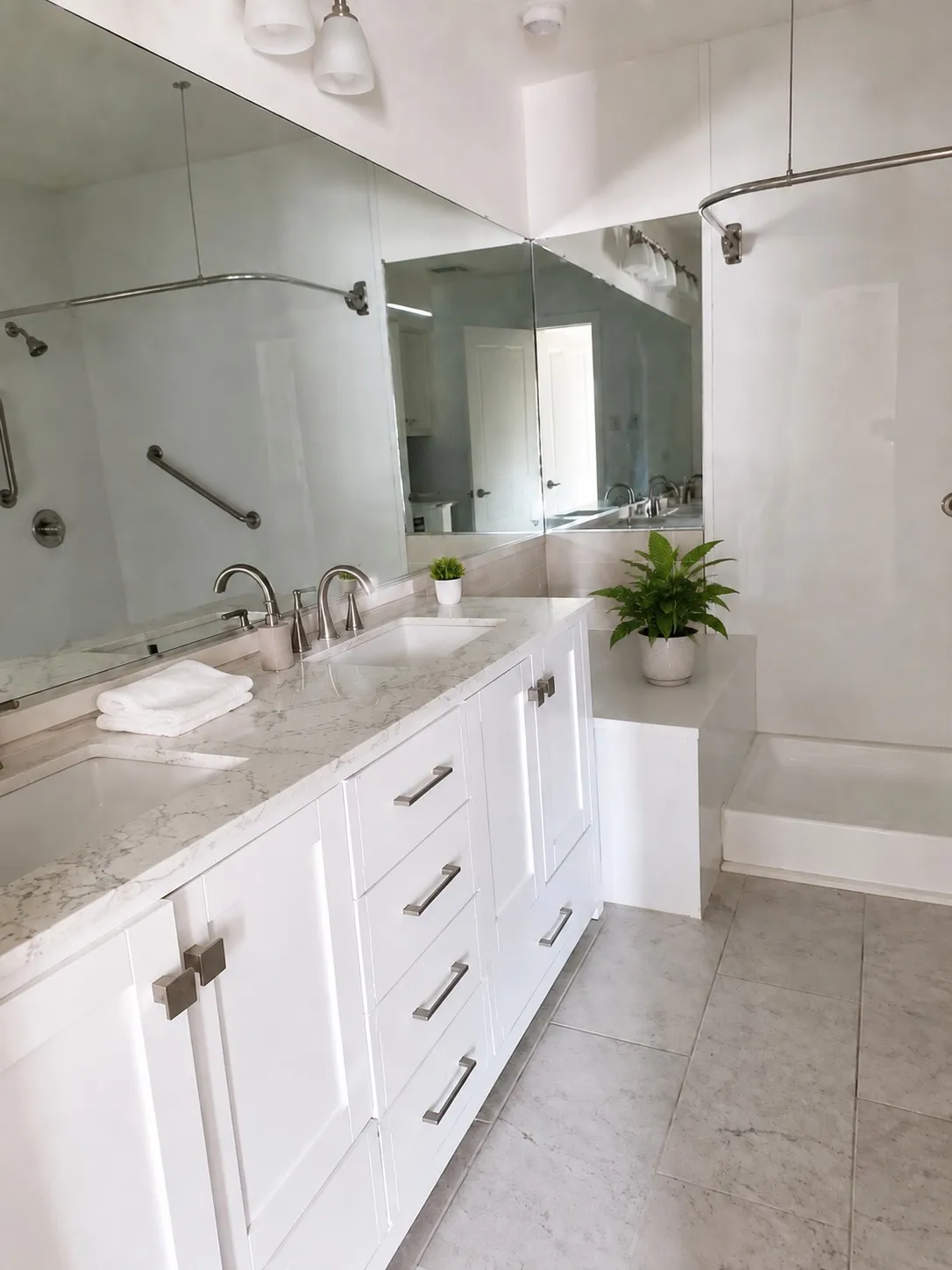 Townhouse For Sale in Tarrant County , 2106 Rainbow Drive 4212, Arlington, Texas 76011, 2 Bedroom, 1 Bathroom, Garage spaces, 963 Sqft, built in 1983, mls#21366583, Real Estate Agent in Arlington, Homes For Sale in Tarrant county, Homes For Sale in Arlington, Realtor in Arlington Texas, Real Estate Brokerage Independent Realty Texas, Luminita Cordes Realtor