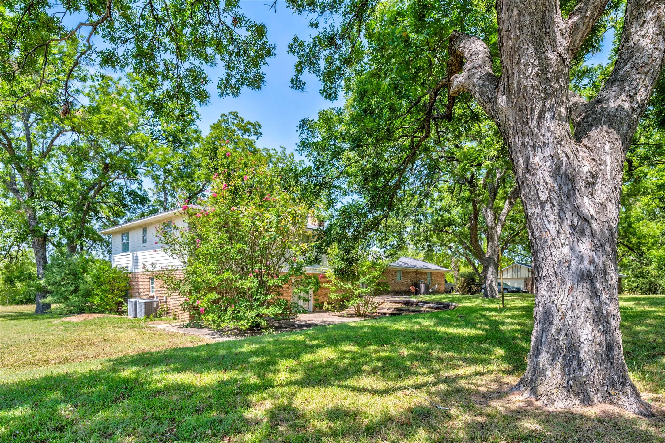 Single Family Residence For Sale in Grayson County , 346 Smith Oak Road, Sherman, Texas 75090, 4 Bedroom, 3 Bathroom, 4 Garage spaces, 2,787 Sqft, built in 1972, mls#21364281, Real Estate Agent in Sherman, Homes For Sale in Grayson county, Homes For Sale in Sherman, Realtor in Sherman Texas, Real Estate Brokerage Independent Realty Texas, Luminita Cordes Realtor
