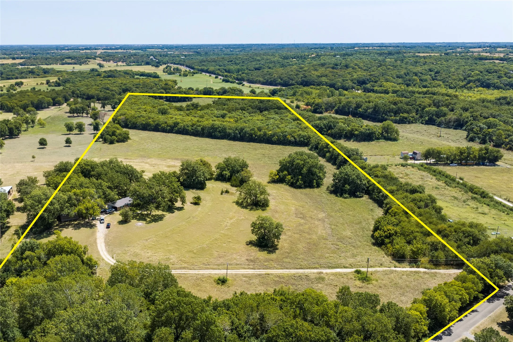 Single Family Residence For Sale in Grayson County , 346 Smith Oak Road, Sherman, Texas 75090, 4 Bedroom, 3 Bathroom, 4 Garage spaces, 2,787 Sqft, built in 1972, mls#21364281, Real Estate Agent in Sherman, Homes For Sale in Grayson county, Homes For Sale in Sherman, Realtor in Sherman Texas, Real Estate Brokerage Independent Realty Texas, Luminita Cordes Realtor