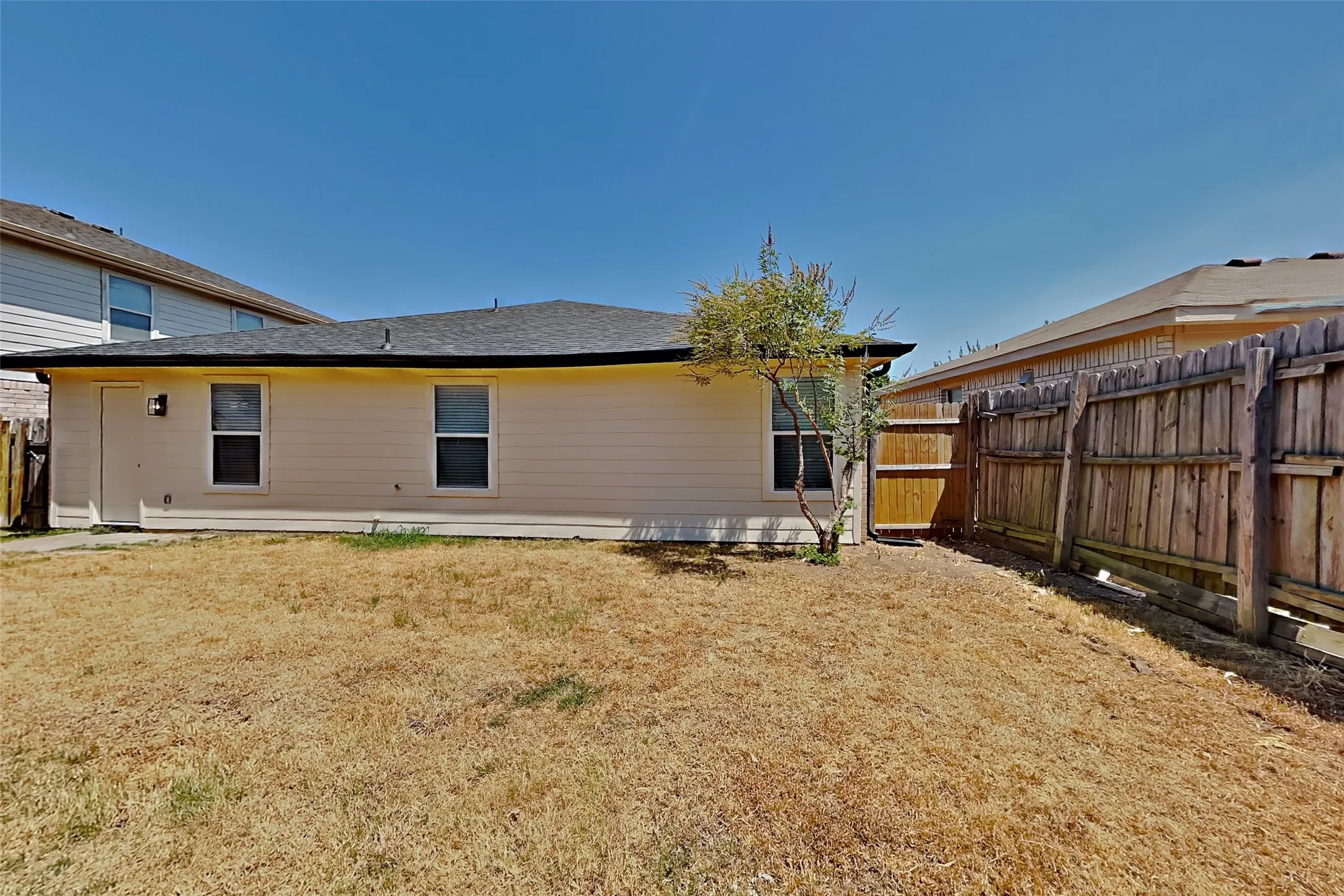 Single Family Residence For Rent in Tarrant County , 13837 Canyon Ranch Road, Fort Worth, Texas 76262, 3 Bedroom, 2 Bathroom, 2 Garage spaces, 1,623 Sqft, built in 2004, mls#21366677, Real Estate Agent in Fort Worth, Homes For Rent in Tarrant county, Homes For Rent in Fort Worth, Realtor in Fort Worth Texas, Real Estate Brokerage Independent Realty Texas, Luminita Cordes Realtor