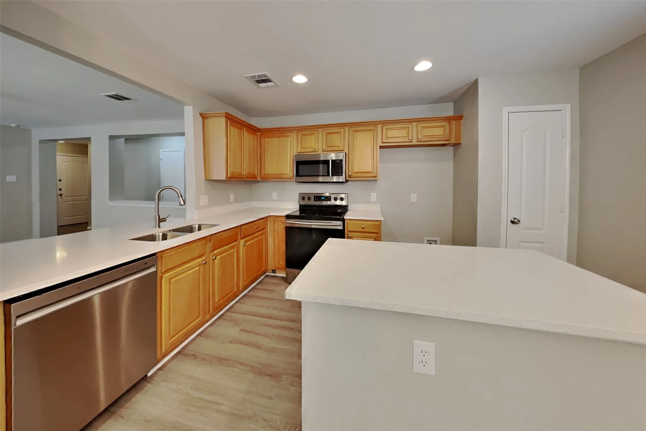 Single Family Residence For Rent in Tarrant County , 13837 Canyon Ranch Road, Fort Worth, Texas 76262, 3 Bedroom, 2 Bathroom, 2 Garage spaces, 1,623 Sqft, built in 2004, mls#21366677, Real Estate Agent in Fort Worth, Homes For Rent in Tarrant county, Homes For Rent in Fort Worth, Realtor in Fort Worth Texas, Real Estate Brokerage Independent Realty Texas, Luminita Cordes Realtor