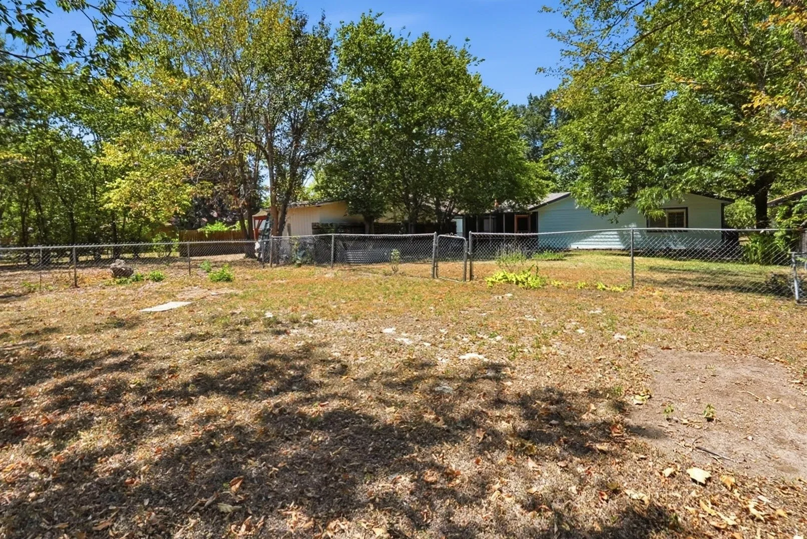 Single Family Residence For Sale in Navarro County , 2601 W 5th, Corsicana, Texas 75110, 3 Bedroom, 2 Bathroom, 1 Garage spaces, 1,140 Sqft, built in 1975, mls#21365236, Real Estate Agent in Corsicana, Homes For Sale in Navarro county, Homes For Sale in Corsicana, Realtor in Corsicana Texas, Real Estate Brokerage Independent Realty Texas, Luminita Cordes Realtor