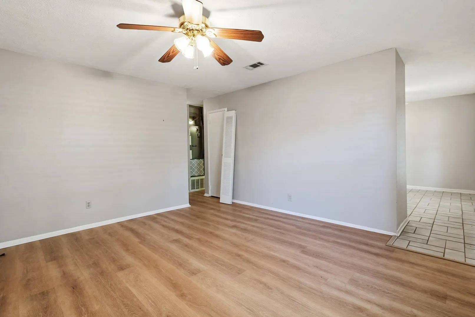 Single Family Residence For Sale in Navarro County , 2601 W 5th, Corsicana, Texas 75110, 3 Bedroom, 2 Bathroom, 1 Garage spaces, 1,140 Sqft, built in 1975, mls#21365236, Real Estate Agent in Corsicana, Homes For Sale in Navarro county, Homes For Sale in Corsicana, Realtor in Corsicana Texas, Real Estate Brokerage Independent Realty Texas, Luminita Cordes Realtor
