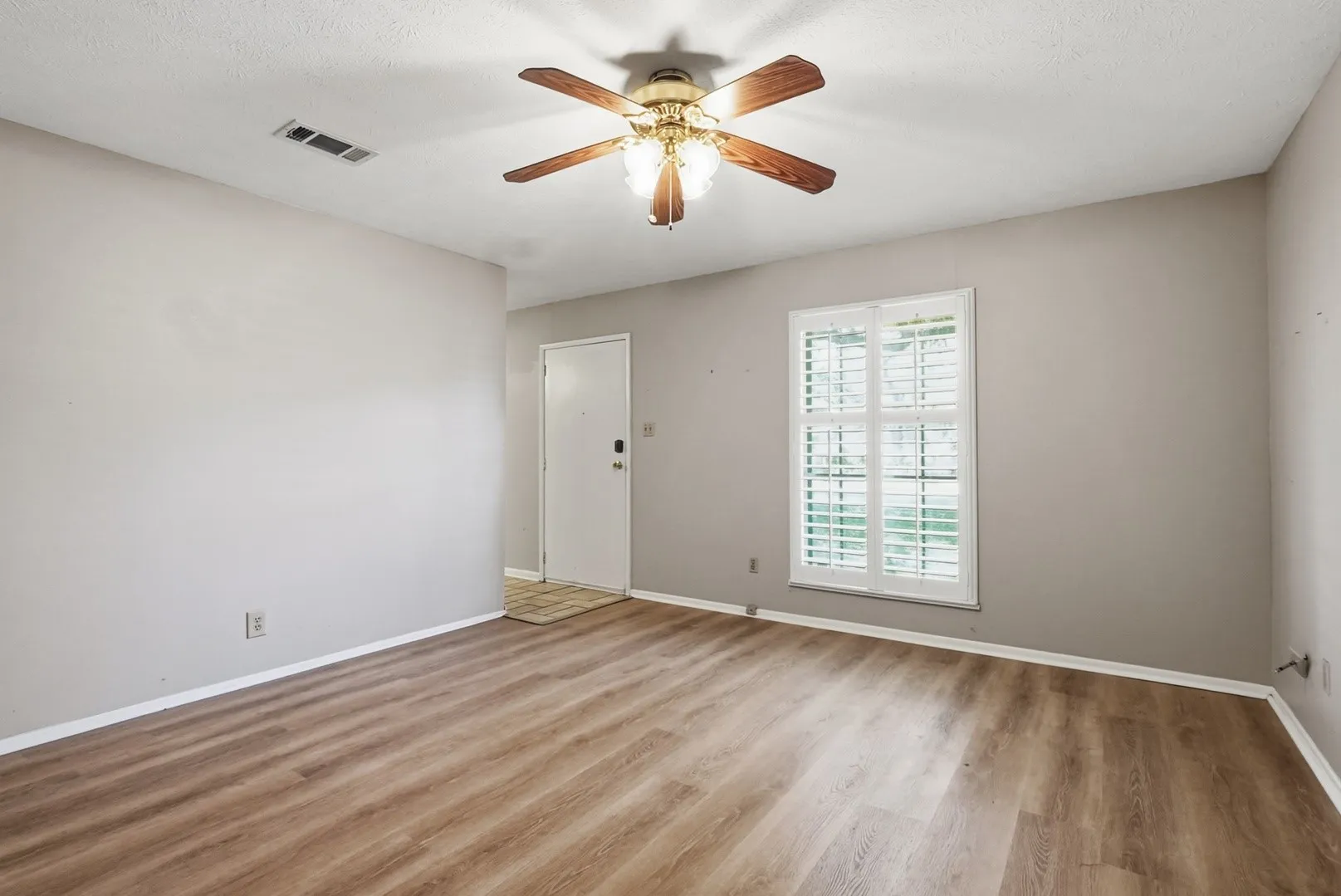 Single Family Residence For Sale in Navarro County , 2601 W 5th, Corsicana, Texas 75110, 3 Bedroom, 2 Bathroom, 1 Garage spaces, 1,140 Sqft, built in 1975, mls#21365236, Real Estate Agent in Corsicana, Homes For Sale in Navarro county, Homes For Sale in Corsicana, Realtor in Corsicana Texas, Real Estate Brokerage Independent Realty Texas, Luminita Cordes Realtor
