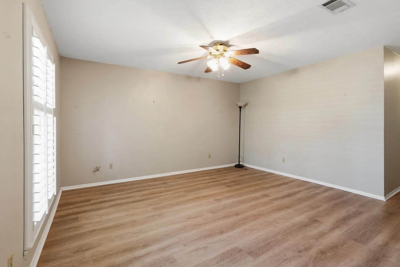 Single Family Residence For Sale in Navarro County , 2601 W 5th, Corsicana, Texas 75110, 3 Bedroom, 2 Bathroom, 1 Garage spaces, 1,140 Sqft, built in 1975, mls#21365236, Real Estate Agent in Corsicana, Homes For Sale in Navarro county, Homes For Sale in Corsicana, Realtor in Corsicana Texas, Real Estate Brokerage Independent Realty Texas, Luminita Cordes Realtor